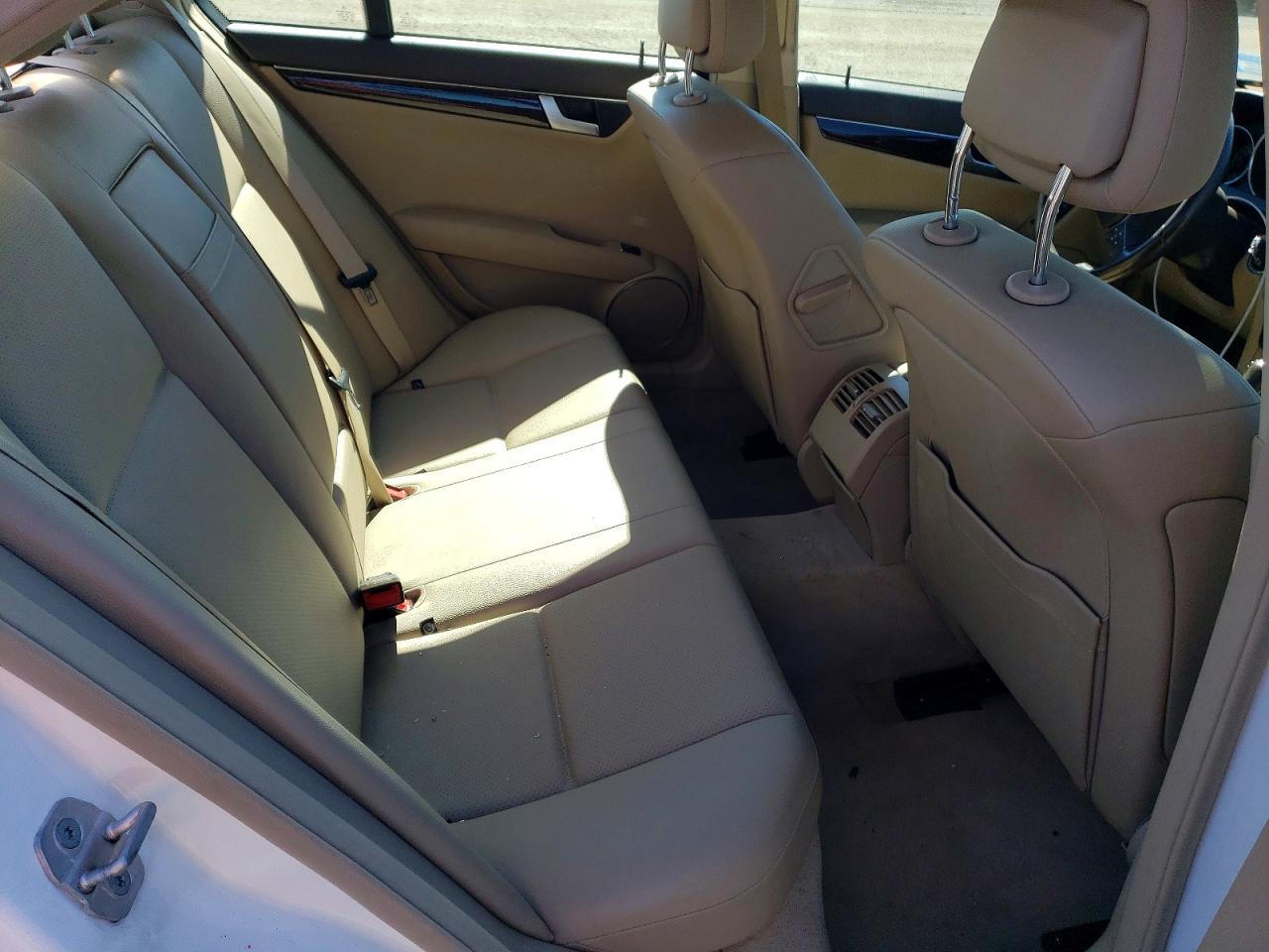 2013 Mercedes-benz C 300 4matic White vin: WDDGF8AB2DG136581