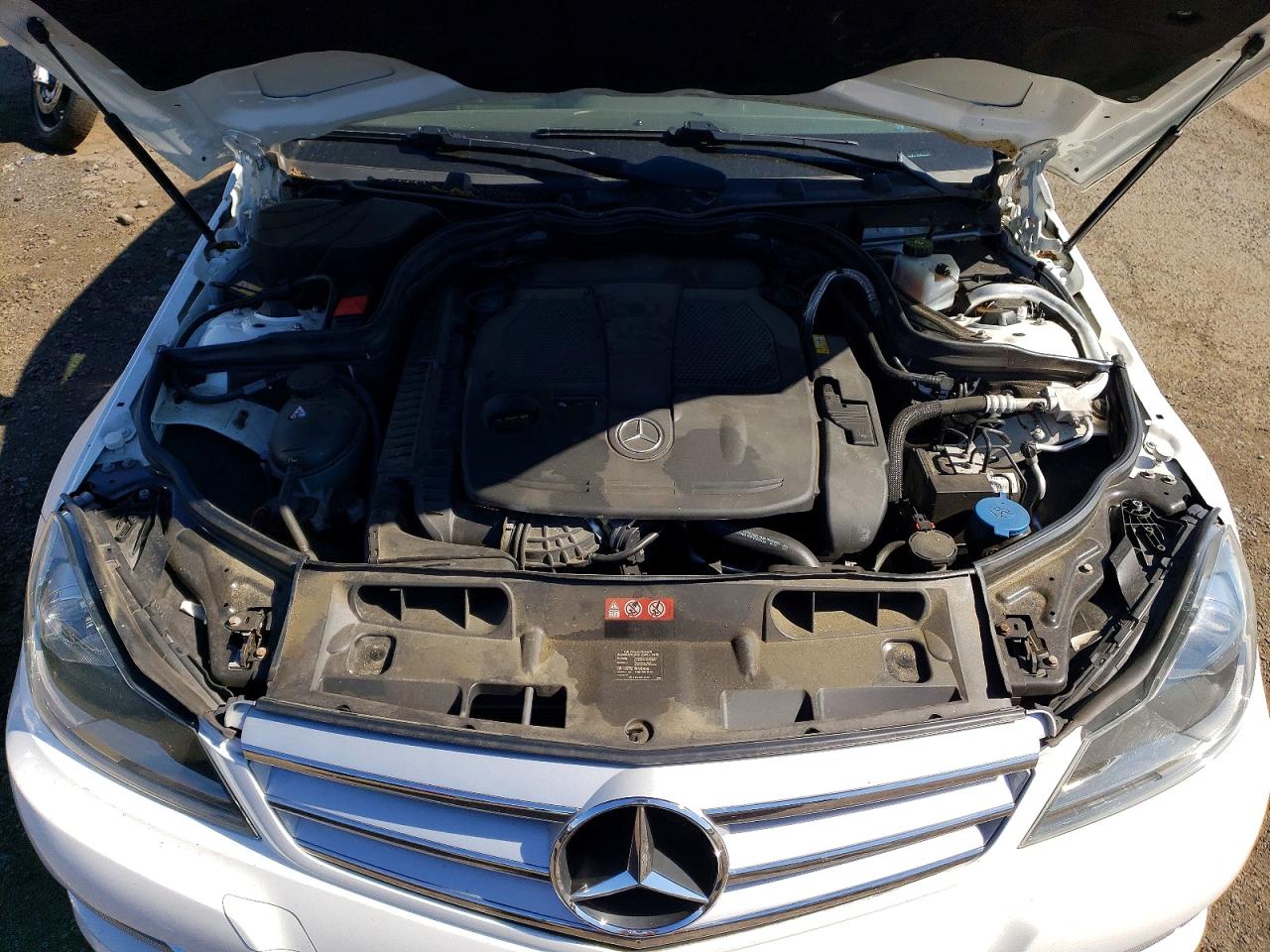 2013 Mercedes-benz C 300 4matic White vin: WDDGF8AB2DG136581