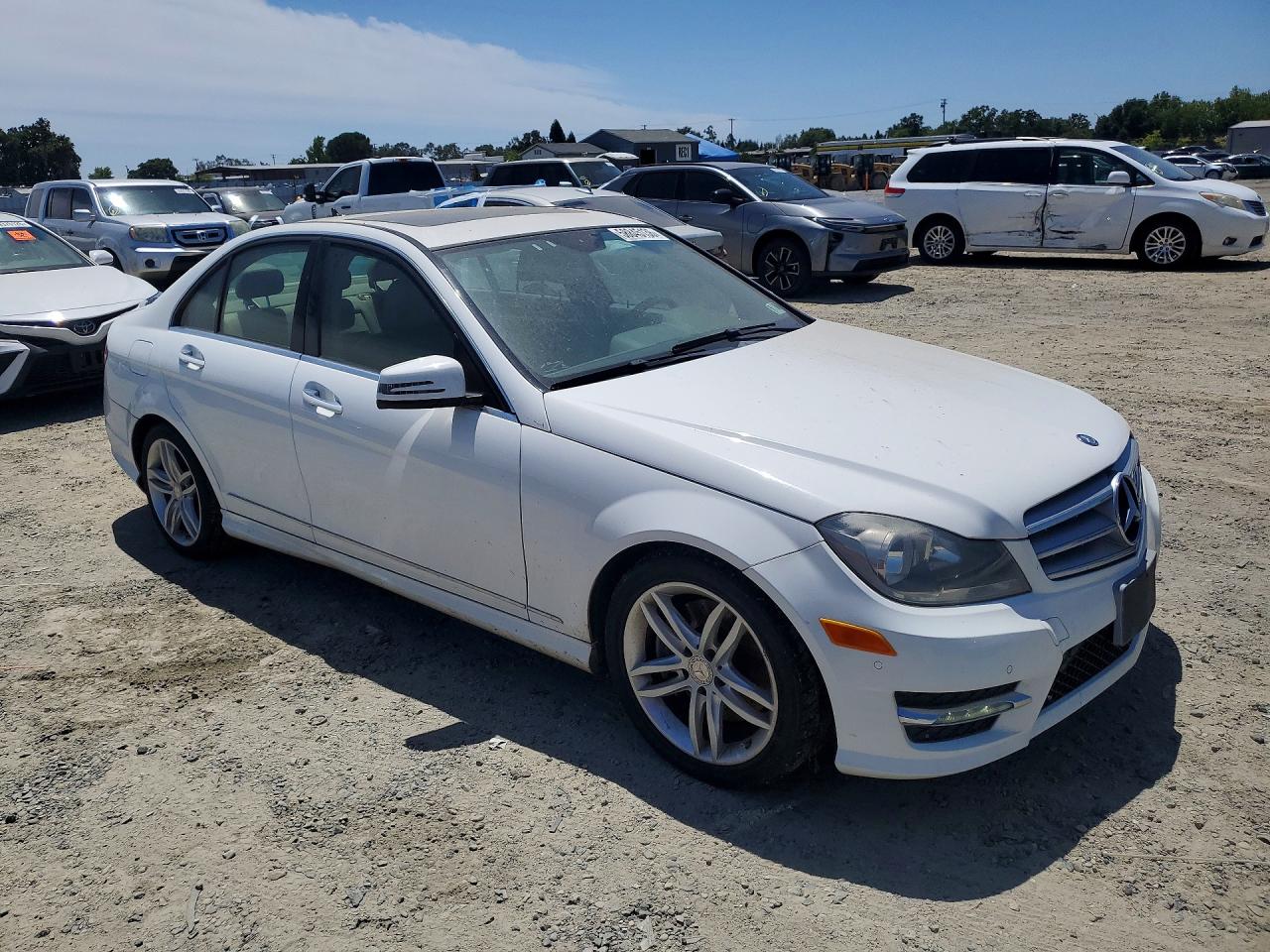 2013 Mercedes-benz C 300 4matic White vin: WDDGF8AB2DG147922