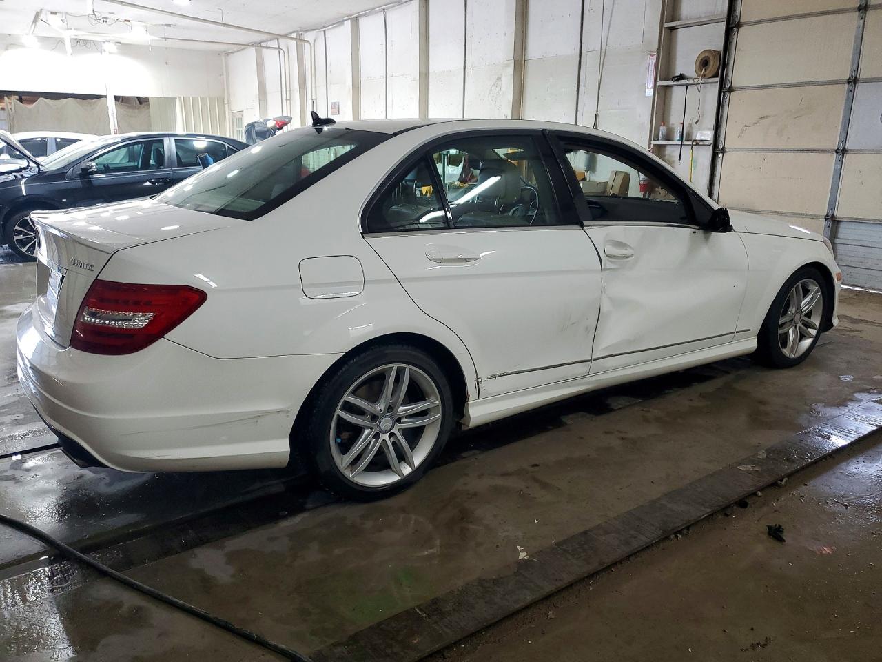 2013 Mercedes-benz C 300 4matic White vin: WDDGF8AB2DR262699