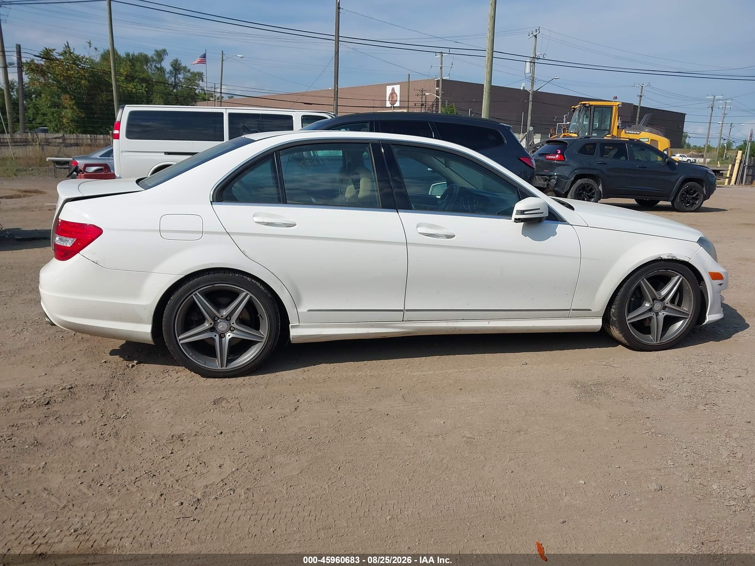 2013 Mercedes-benz C 300 Sport 4matic White vin: WDDGF8AB2DR267482