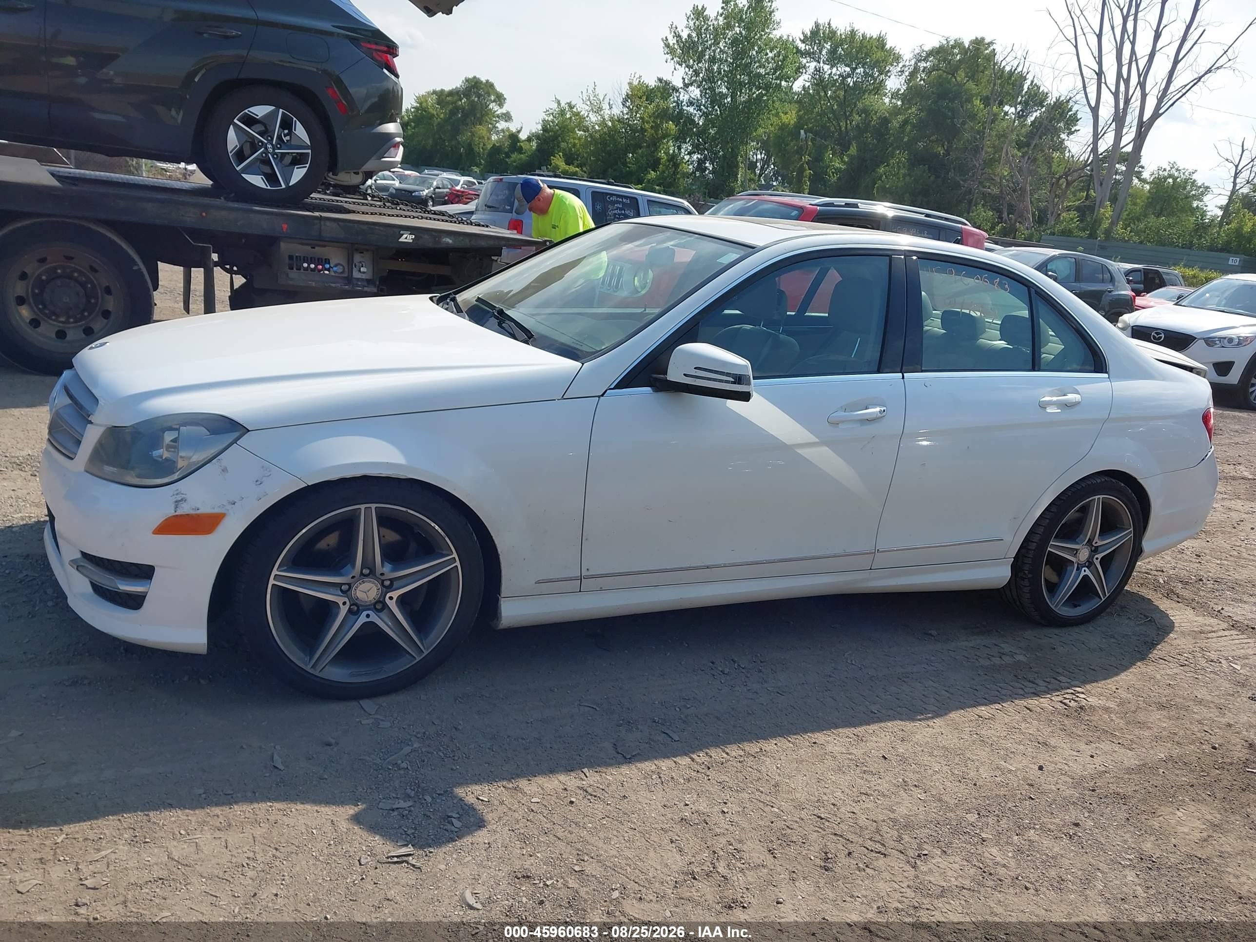 2013 Mercedes-benz C 300 Sport 4matic White vin: WDDGF8AB2DR267482