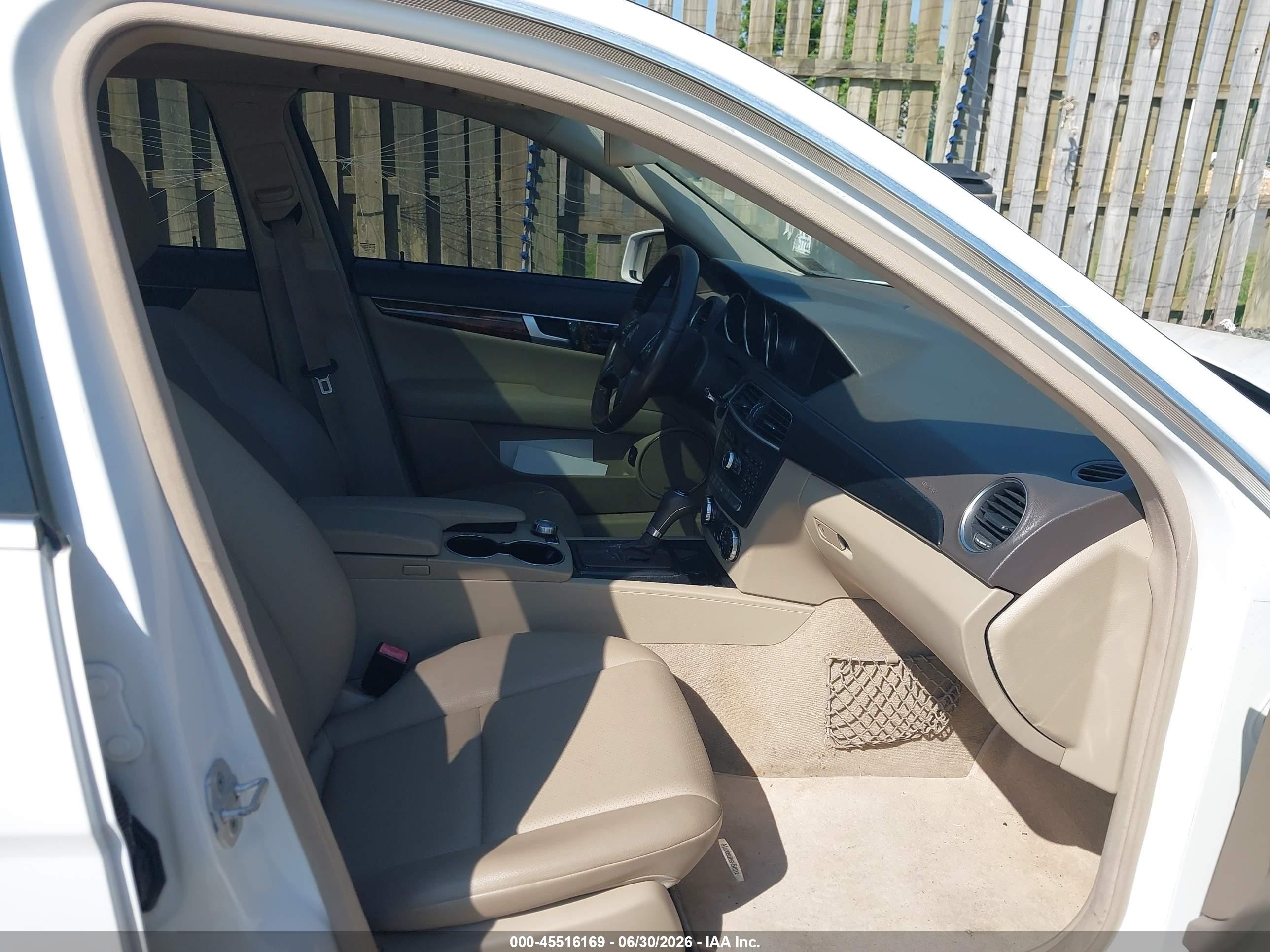 2013 Mercedes-benz C 300 Luxury 4matic White vin: WDDGF8AB2DR287232