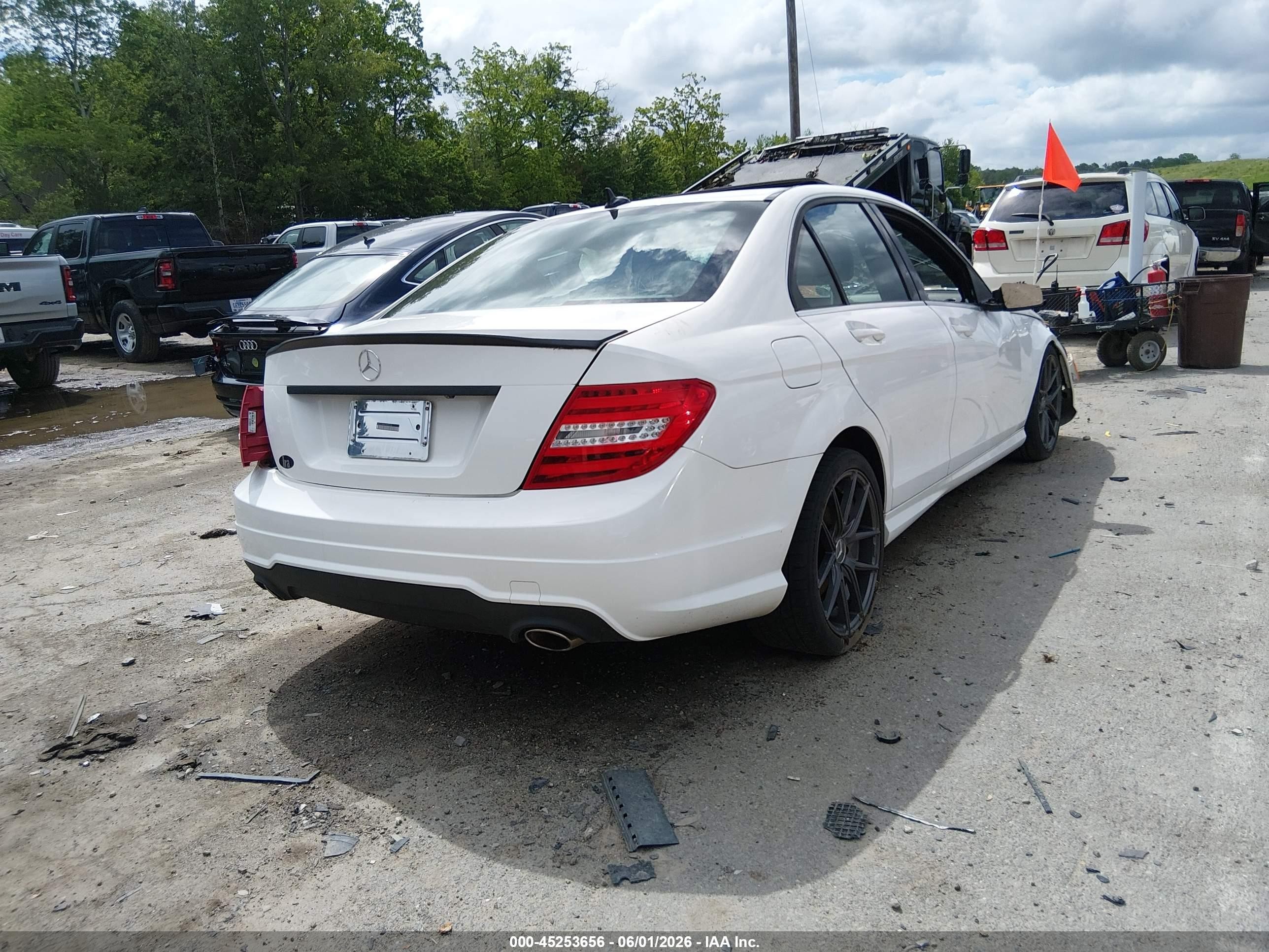 2013 Mercedes-benz C 300 Sport 4matic White vin: WDDGF8AB2DR289336