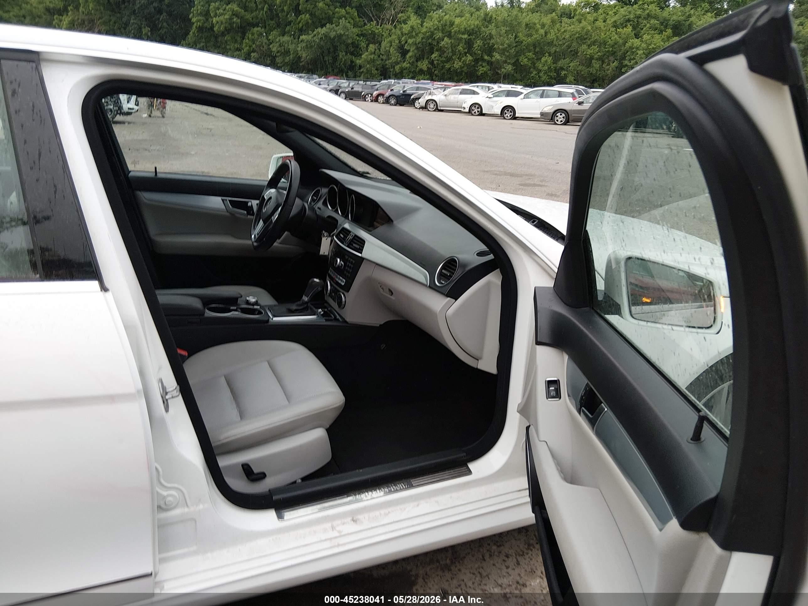 2014 Mercedes-benz C 300 Sport 4matic Белый vin: WDDGF8AB2EA942795