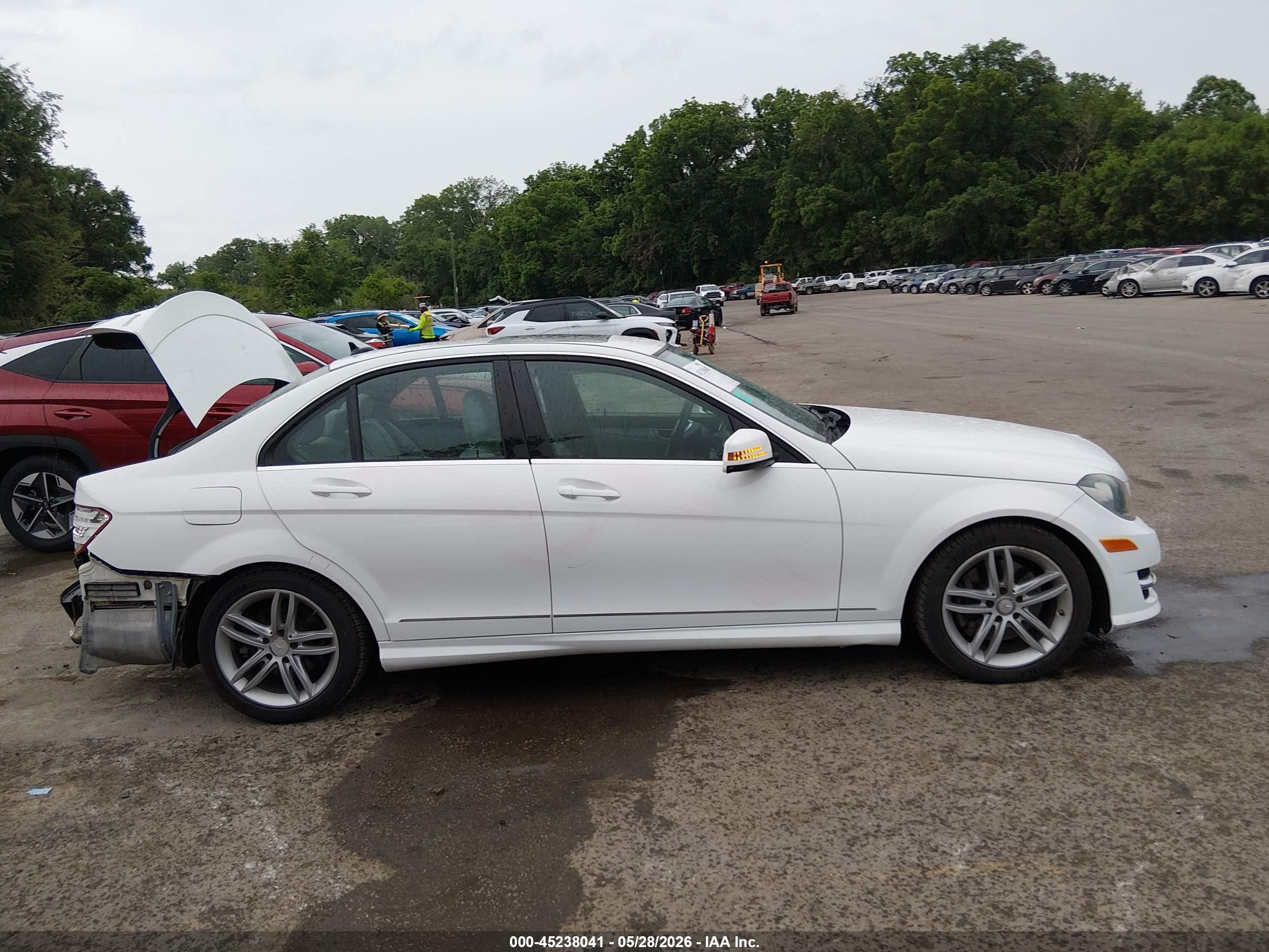 2014 Mercedes-benz C 300 Sport 4matic Белый vin: WDDGF8AB2EA942795