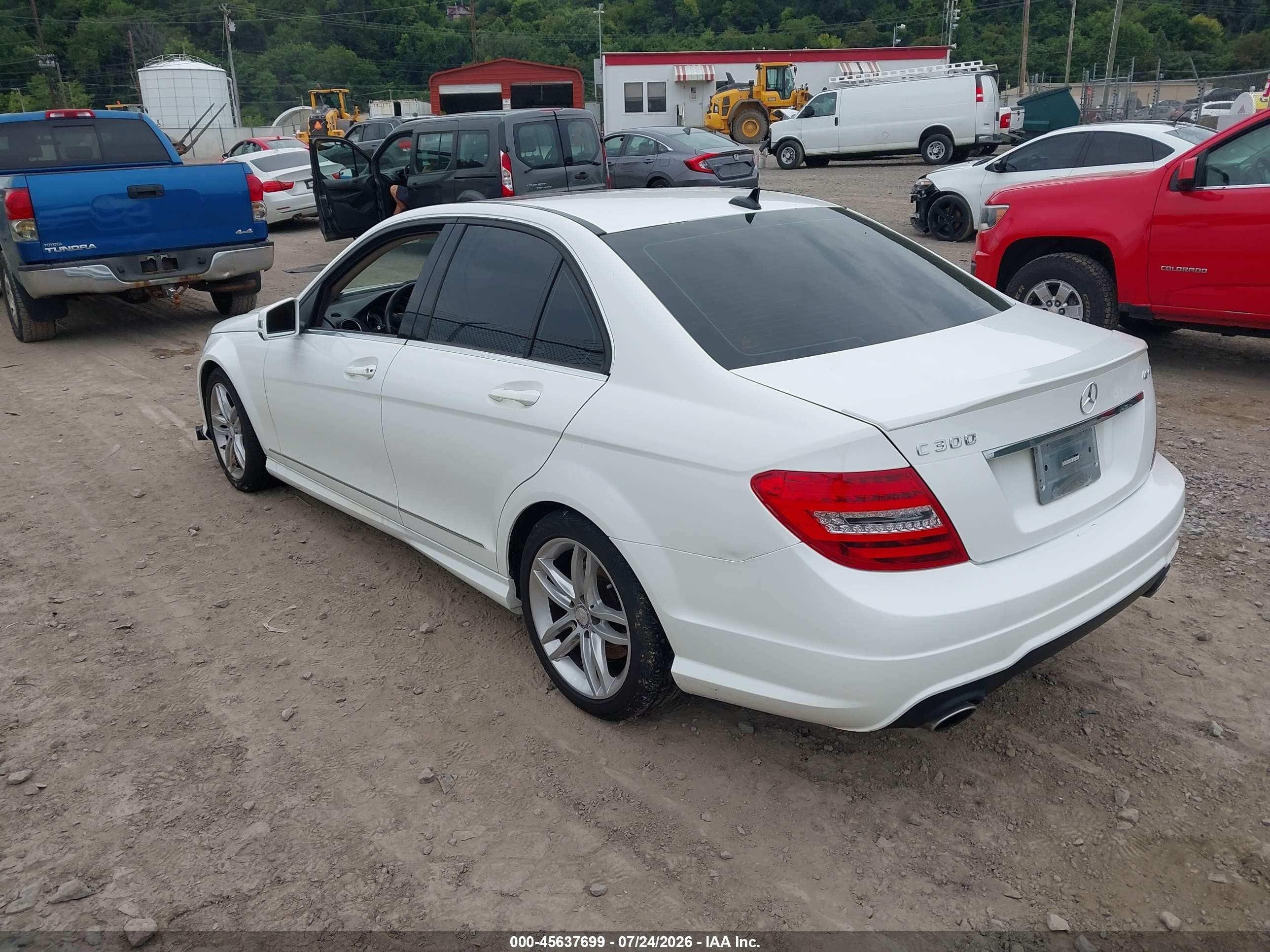 2014 Mercedes-benz C 300 Sport 4matic White vin: WDDGF8AB2EG163054