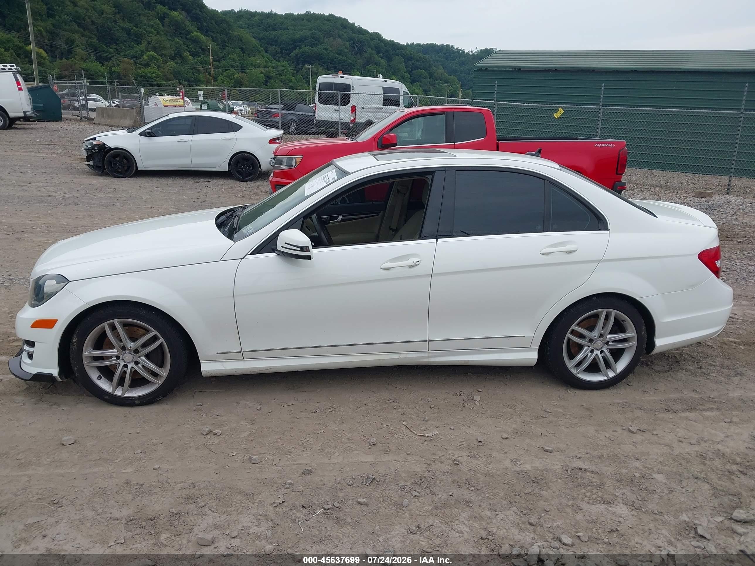 2014 Mercedes-benz C 300 Sport 4matic White vin: WDDGF8AB2EG163054