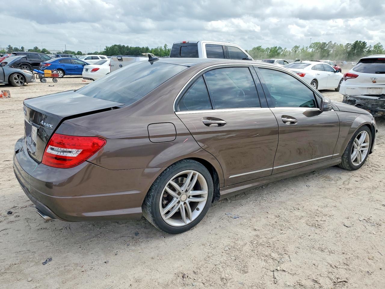 2013 Mercedes-benz C 300 4matic Коричневый vin: WDDGF8AB3DA776169