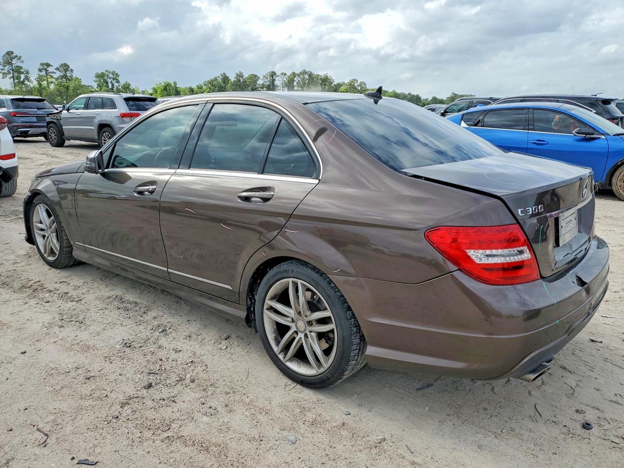 2013 Mercedes-benz C 300 4matic Коричневый vin: WDDGF8AB3DA776169