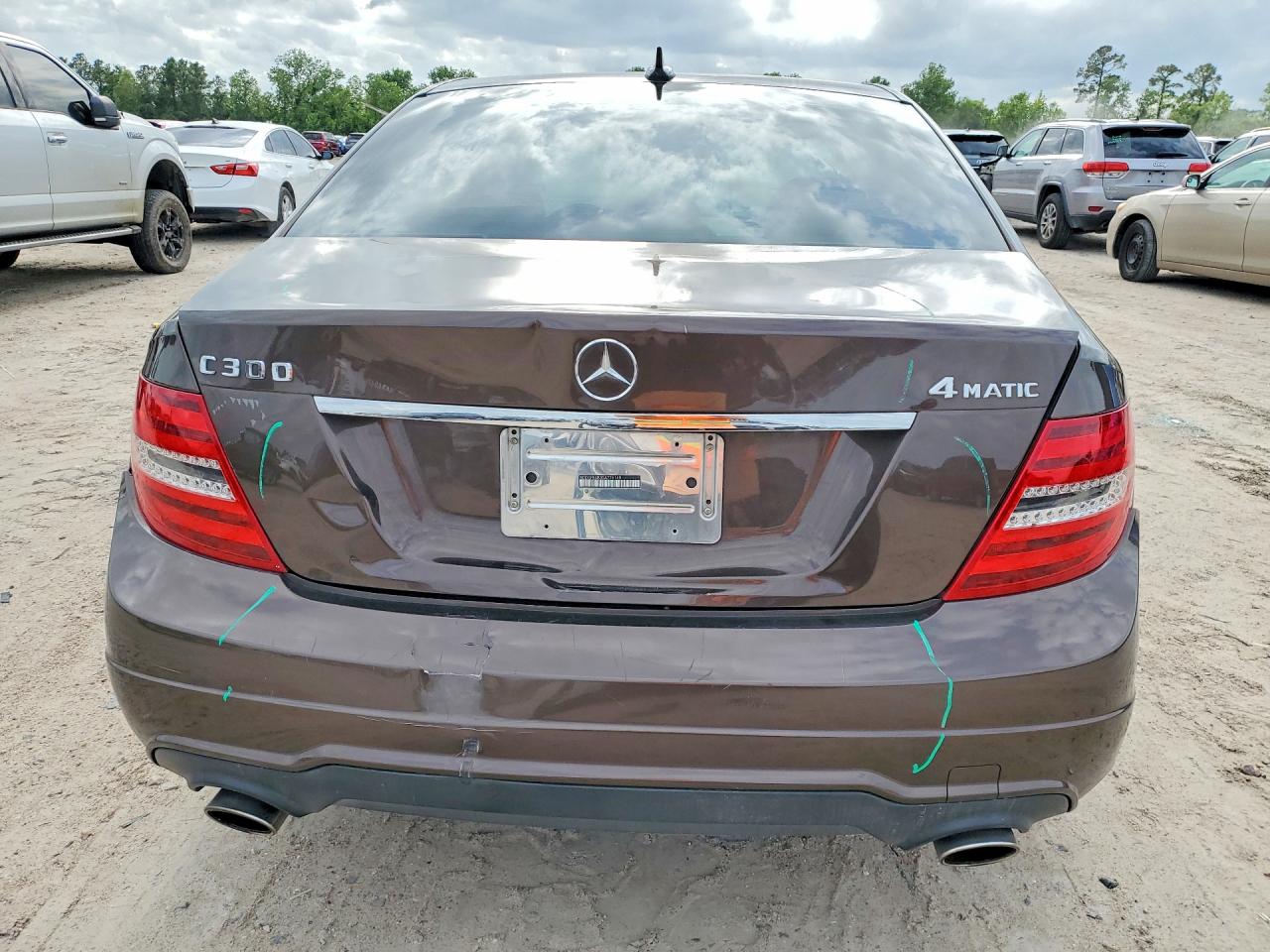 2013 Mercedes-benz C 300 4matic Коричневый vin: WDDGF8AB3DA776169