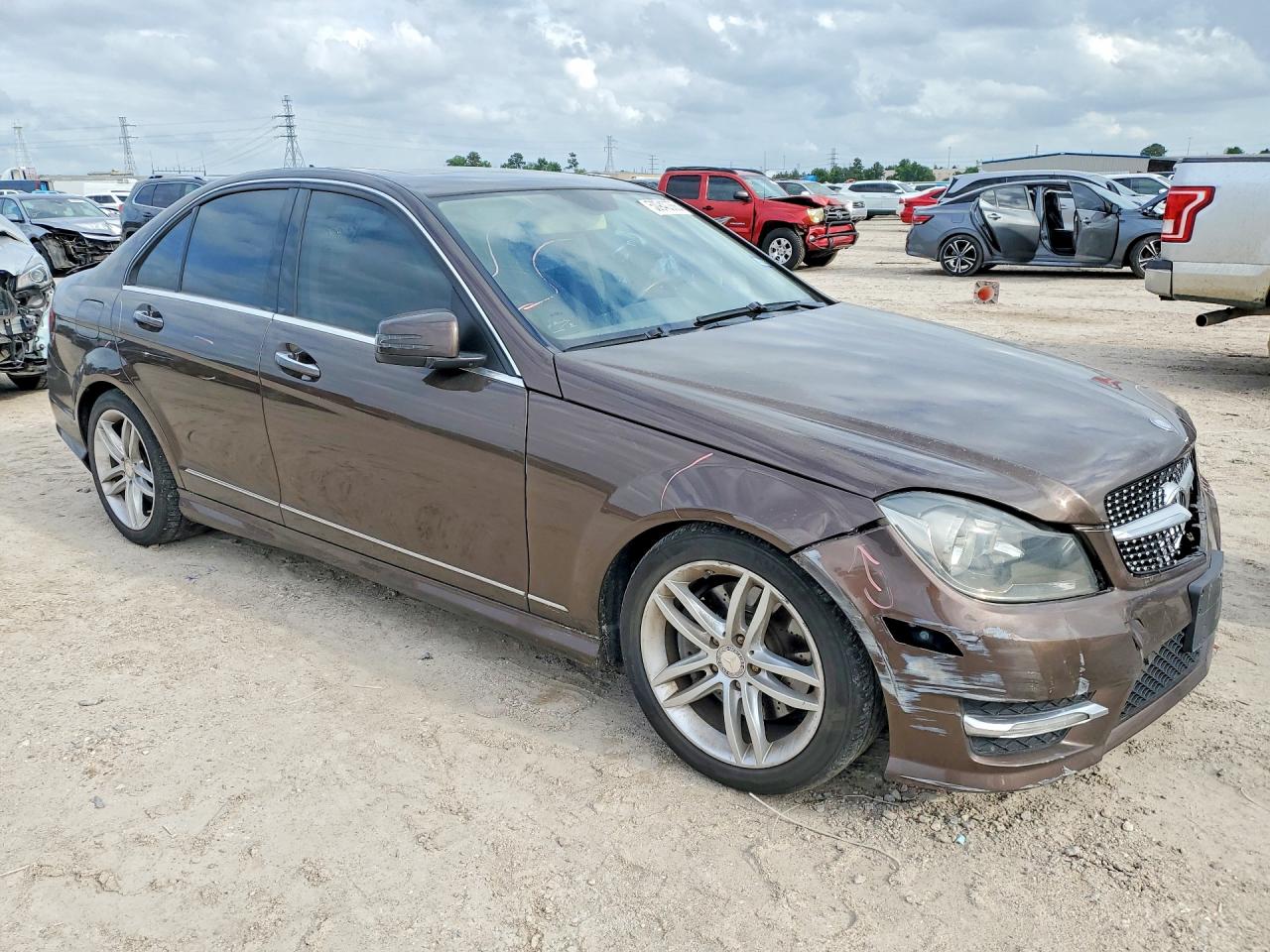 2013 Mercedes-benz C 300 4matic Коричневый vin: WDDGF8AB3DA776169