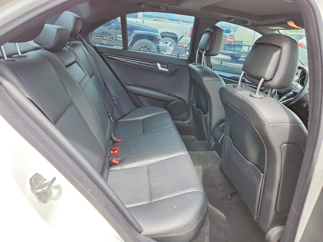 2013 Mercedes-benz C 300 4matic Белый vin: WDDGF8AB3DA878894