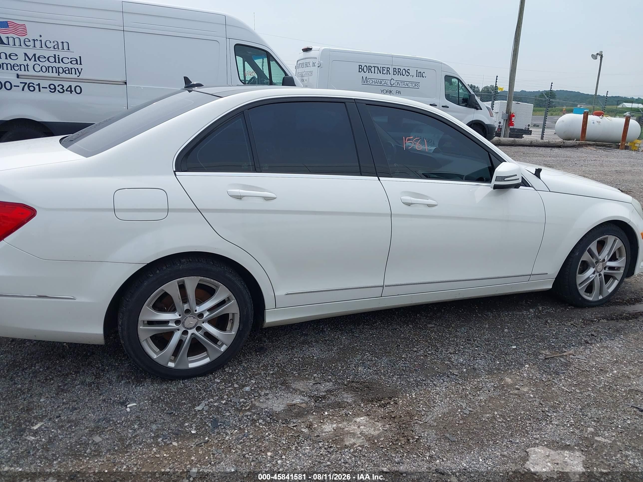 2013 Mercedes-benz C 300 Luxury 4matic White vin: WDDGF8AB3DG072115