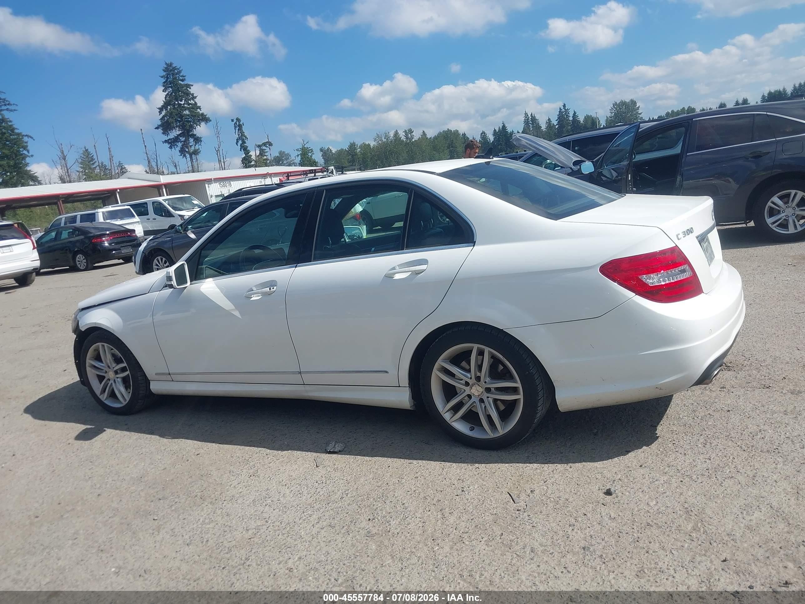 2013 Mercedes-benz C 300 Sport 4matic White vin: WDDGF8AB3DG076732