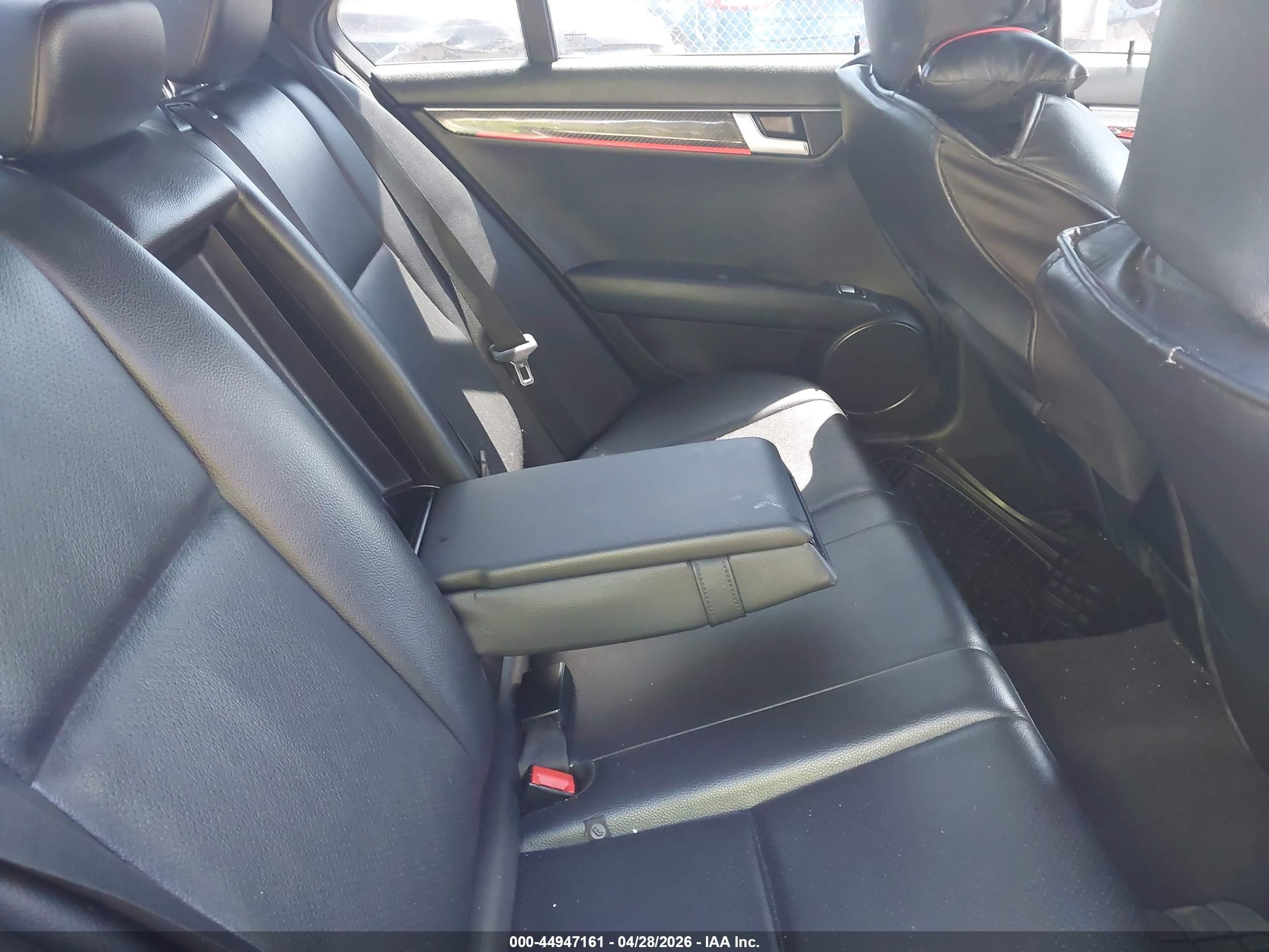 2013 Mercedes-benz C 300 Sport 4matic Серебряный vin: WDDGF8AB3DR247435