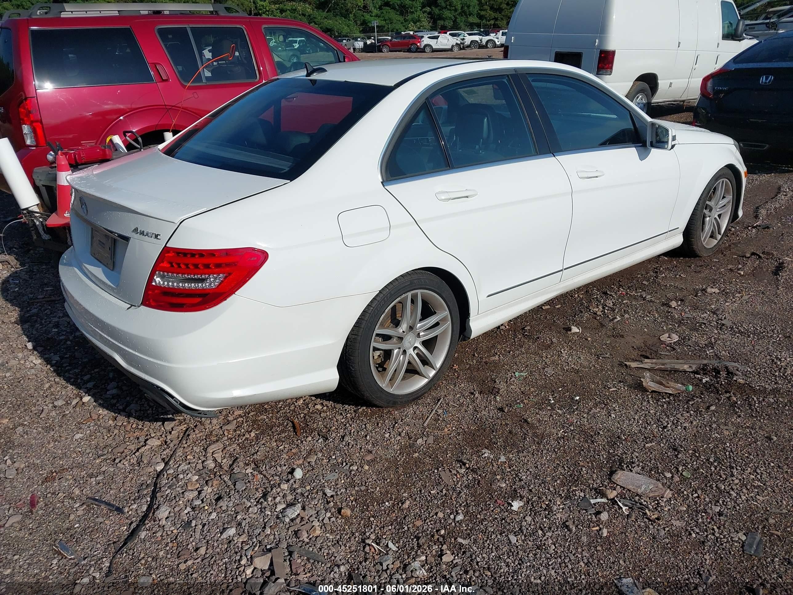 2013 Mercedes-benz C 300 Sport 4matic Белый vin: WDDGF8AB3DR252375