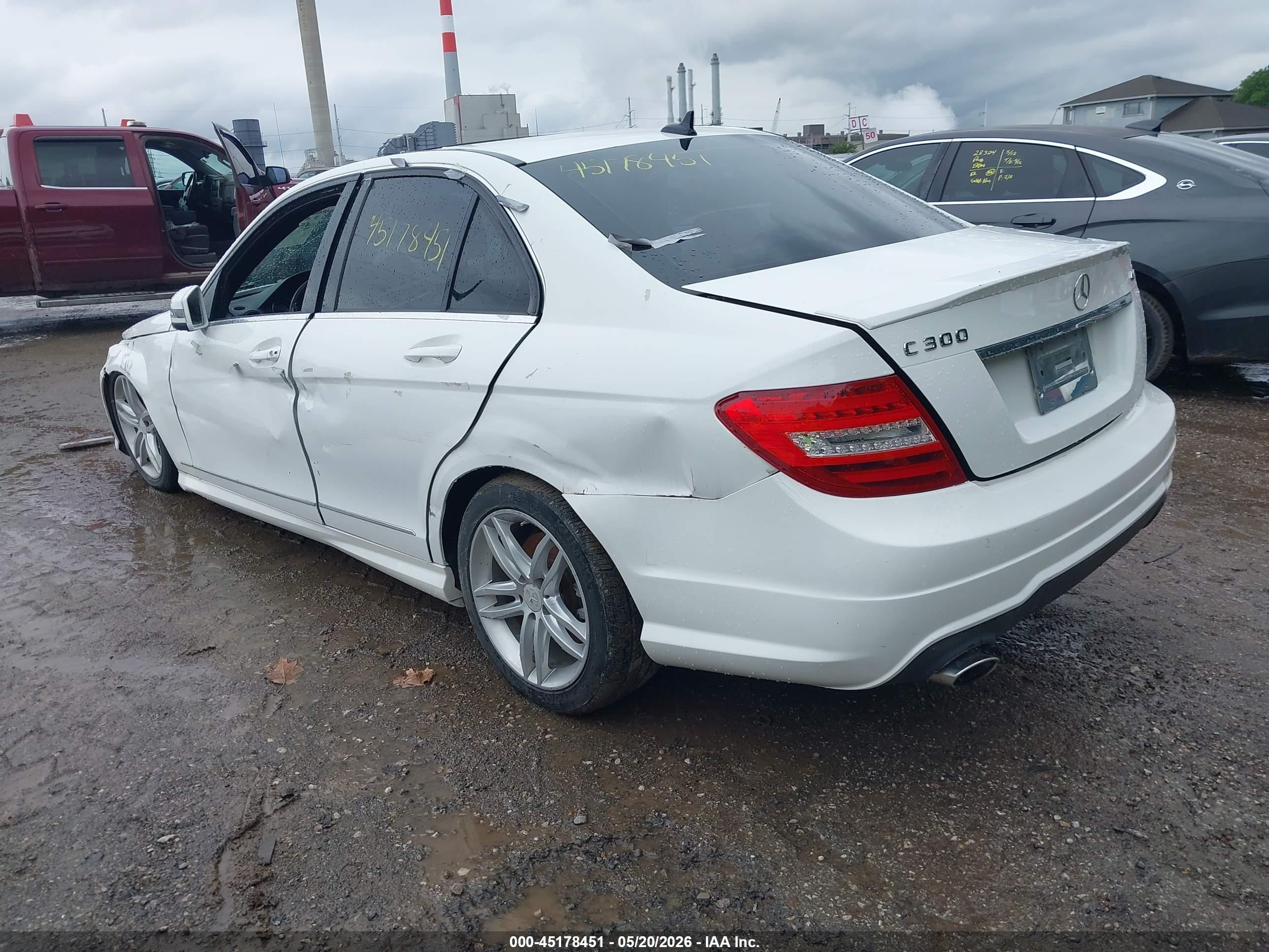 2013 Mercedes-benz C 300 Sport 4matic White vin: WDDGF8AB3DR266244