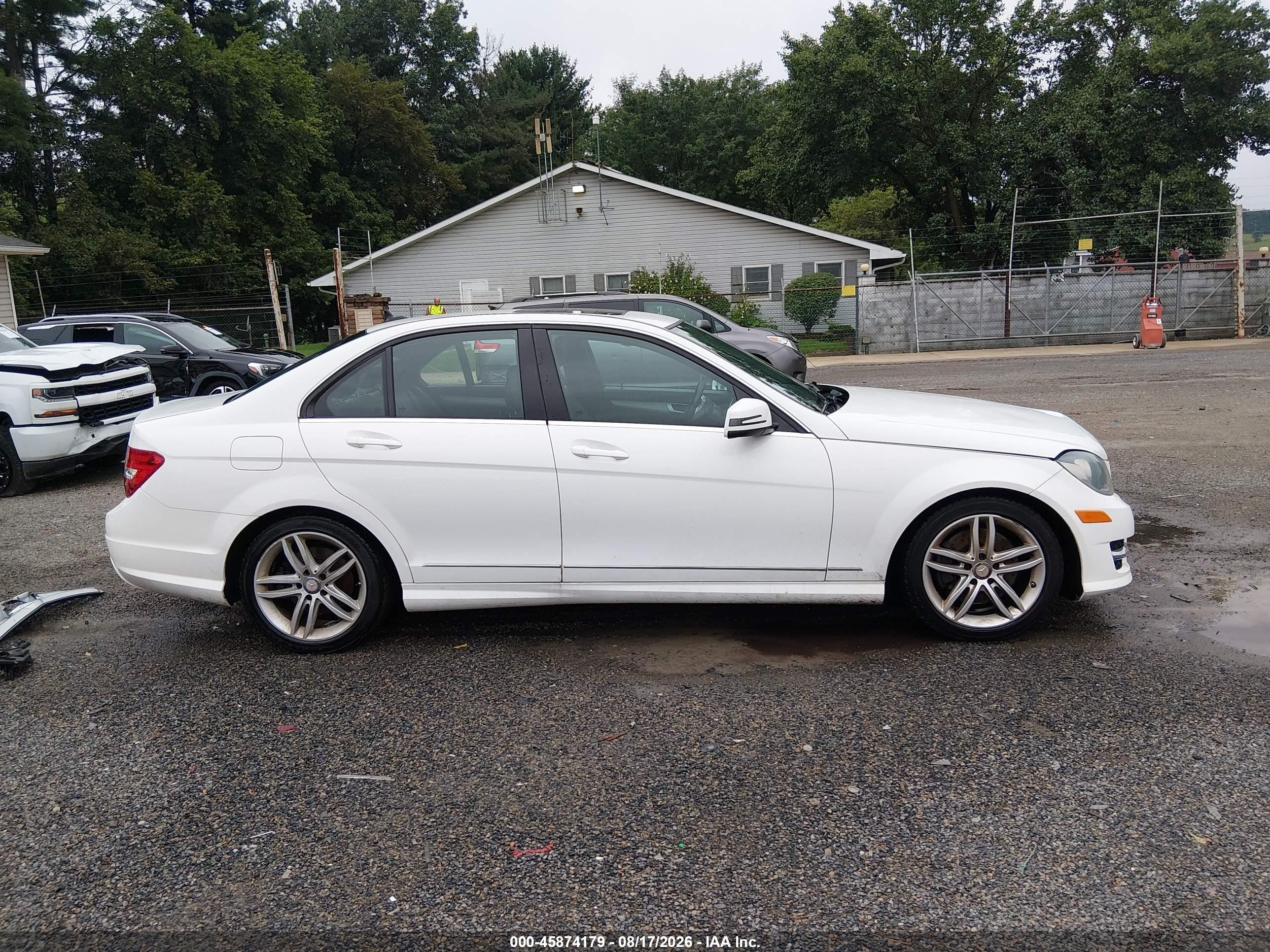 2013 Mercedes-benz C 300 Sport 4matic White vin: WDDGF8AB3DR296568