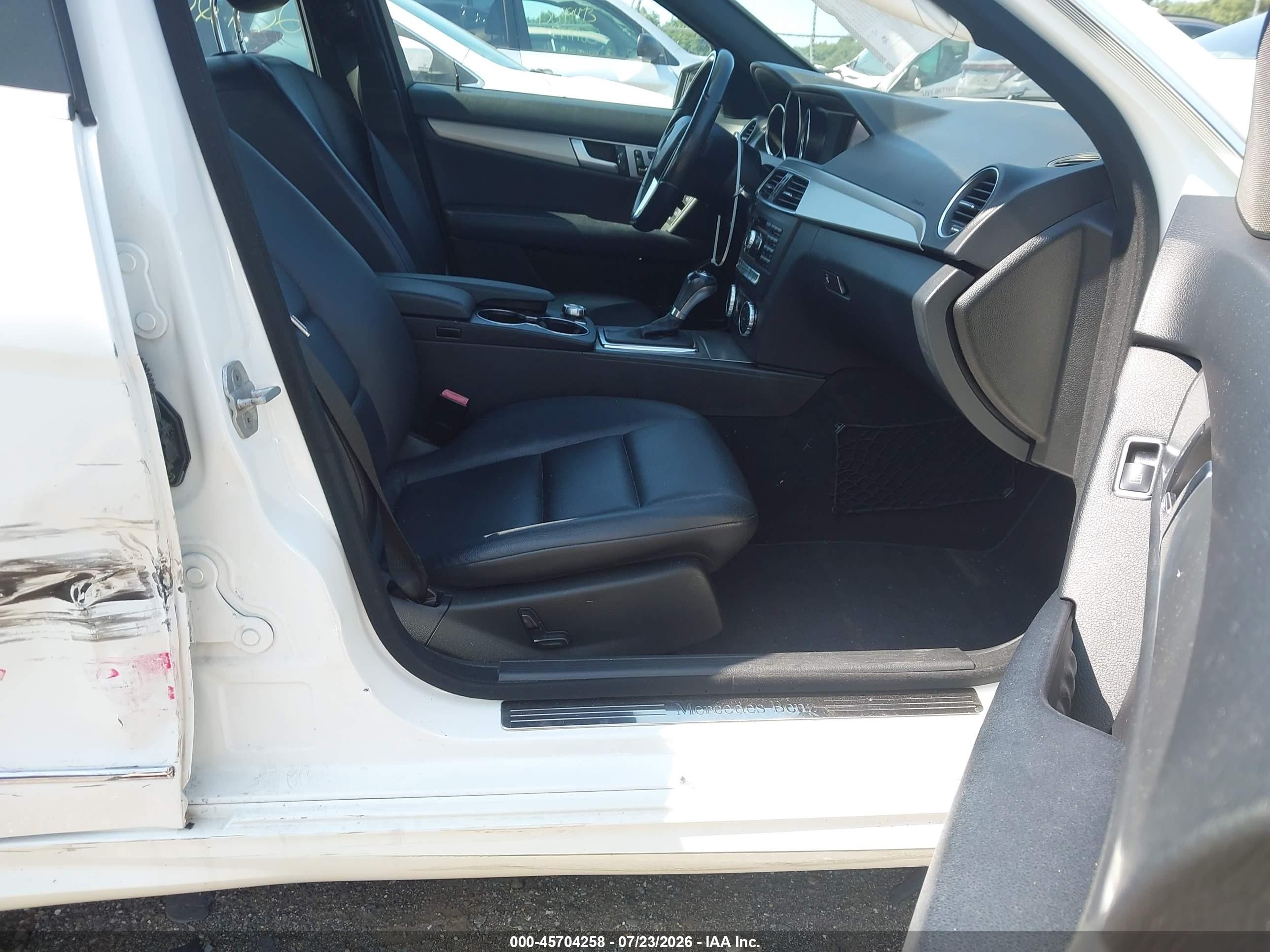 2014 Mercedes-benz C 300 Sport 4matic Белый vin: WDDGF8AB3ER307084