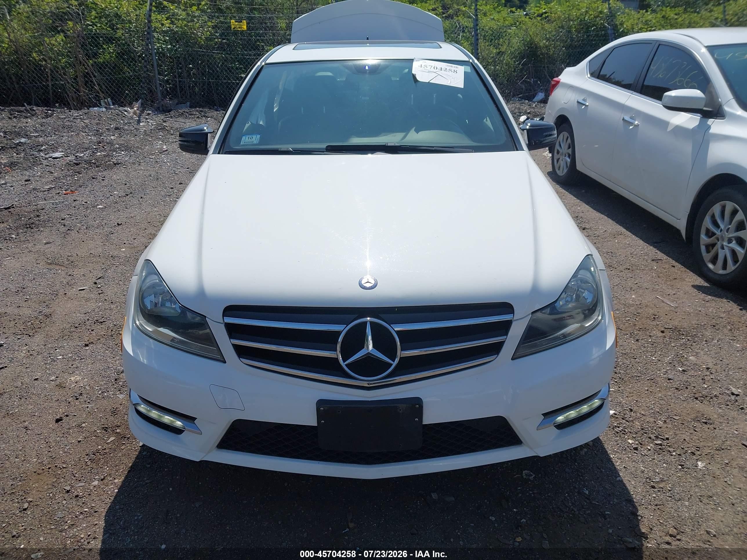 2014 Mercedes-benz C 300 Sport 4matic Белый vin: WDDGF8AB3ER307084