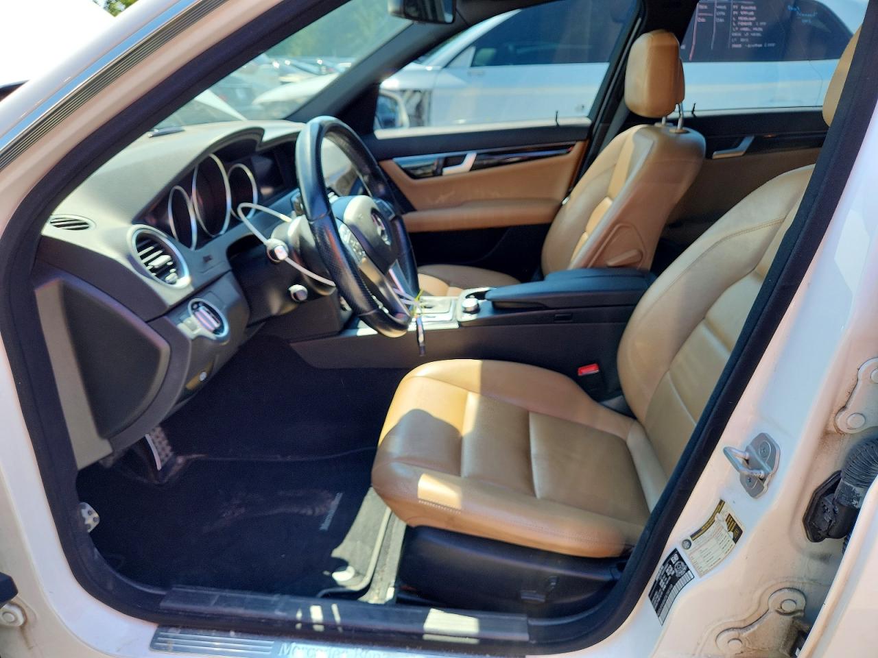2013 Mercedes-benz C 300 4matic Белый vin: WDDGF8AB4DA788198