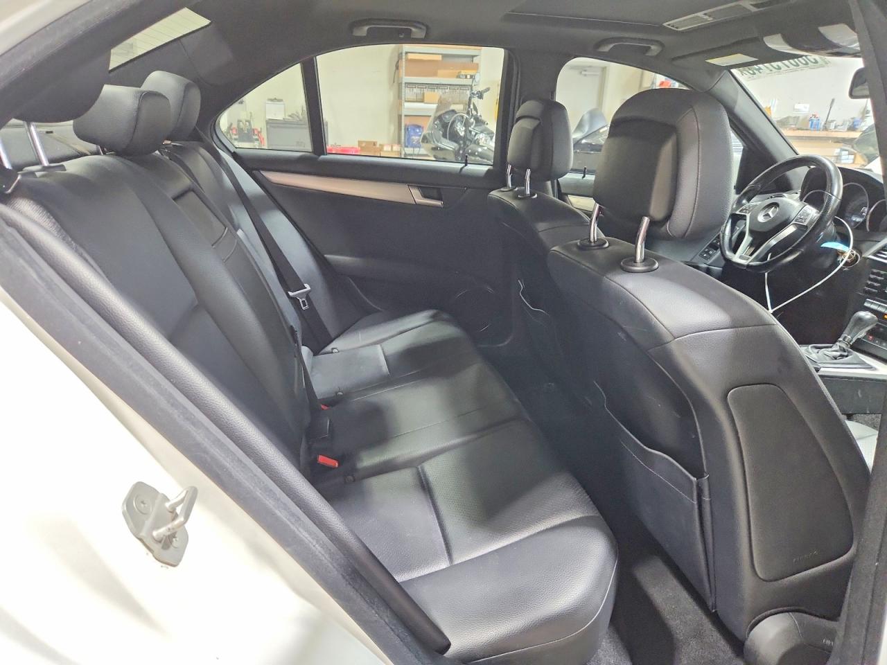 2013 Mercedes-benz C 300 4matic Белый vin: WDDGF8AB4DR295607