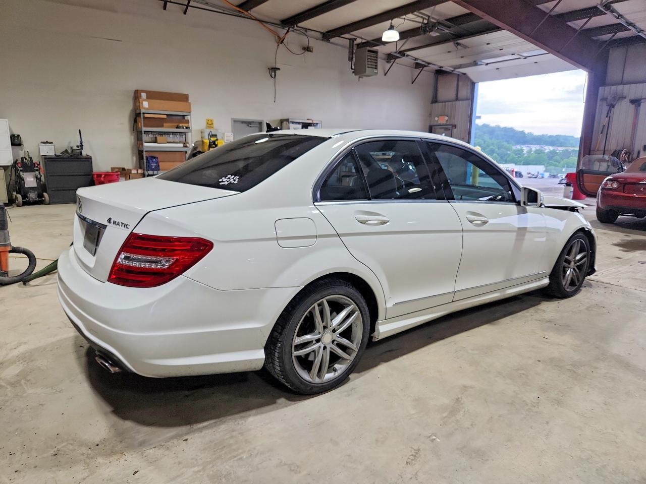 2013 Mercedes-benz C 300 4matic Белый vin: WDDGF8AB4DR295607