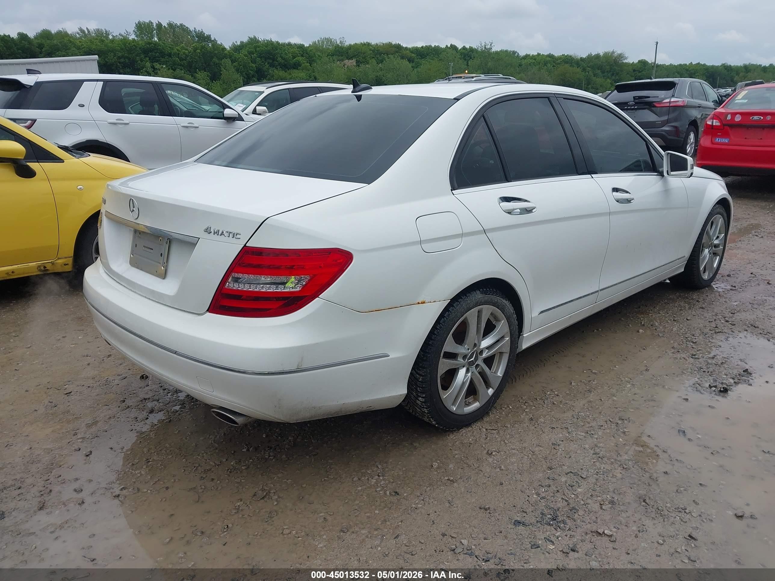 2013 Mercedes-benz C 300 Luxury 4matic White vin: WDDGF8AB5DR270652