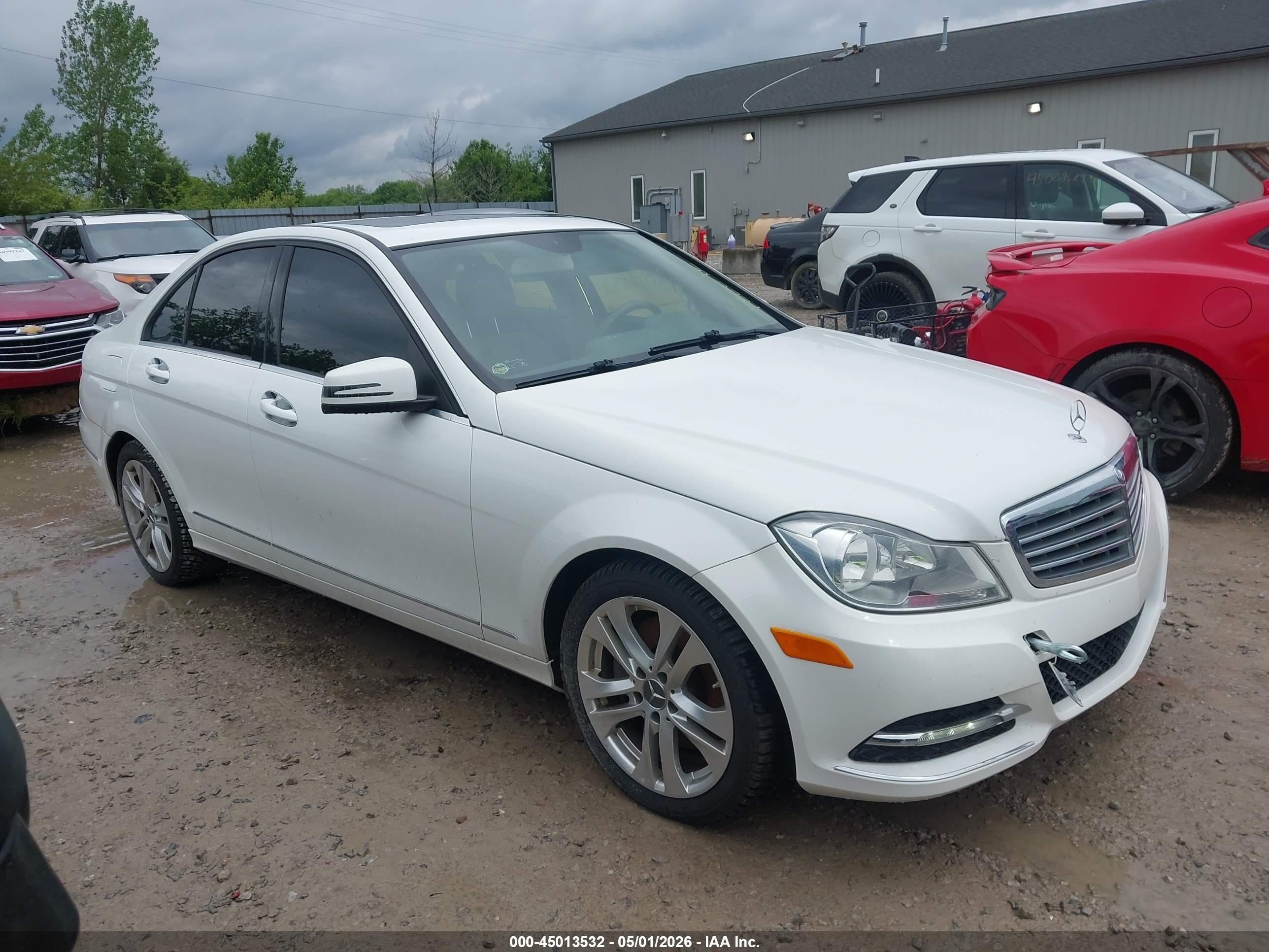 2013 Mercedes-benz C 300 Luxury 4matic White vin: WDDGF8AB5DR270652
