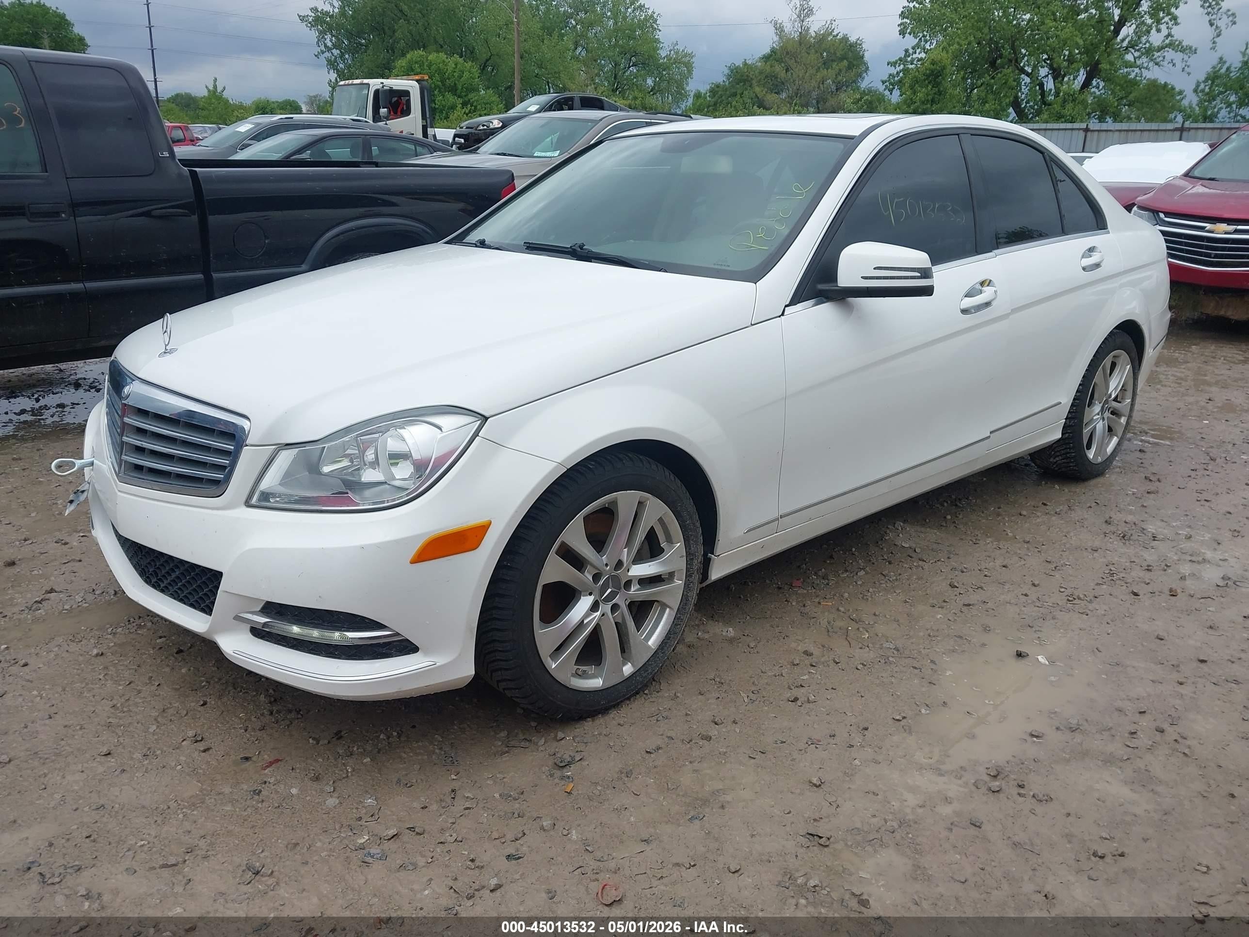 2013 Mercedes-benz C 300 Luxury 4matic White vin: WDDGF8AB5DR270652
