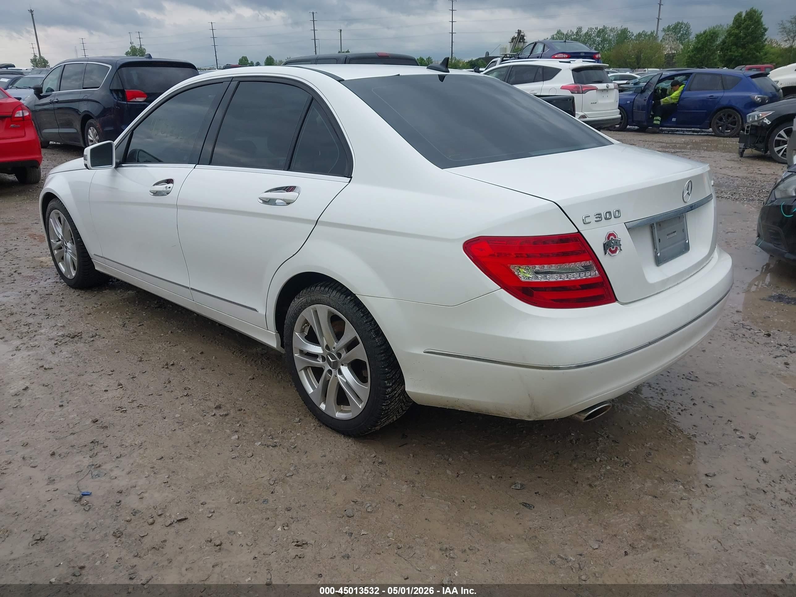 2013 Mercedes-benz C 300 Luxury 4matic White vin: WDDGF8AB5DR270652