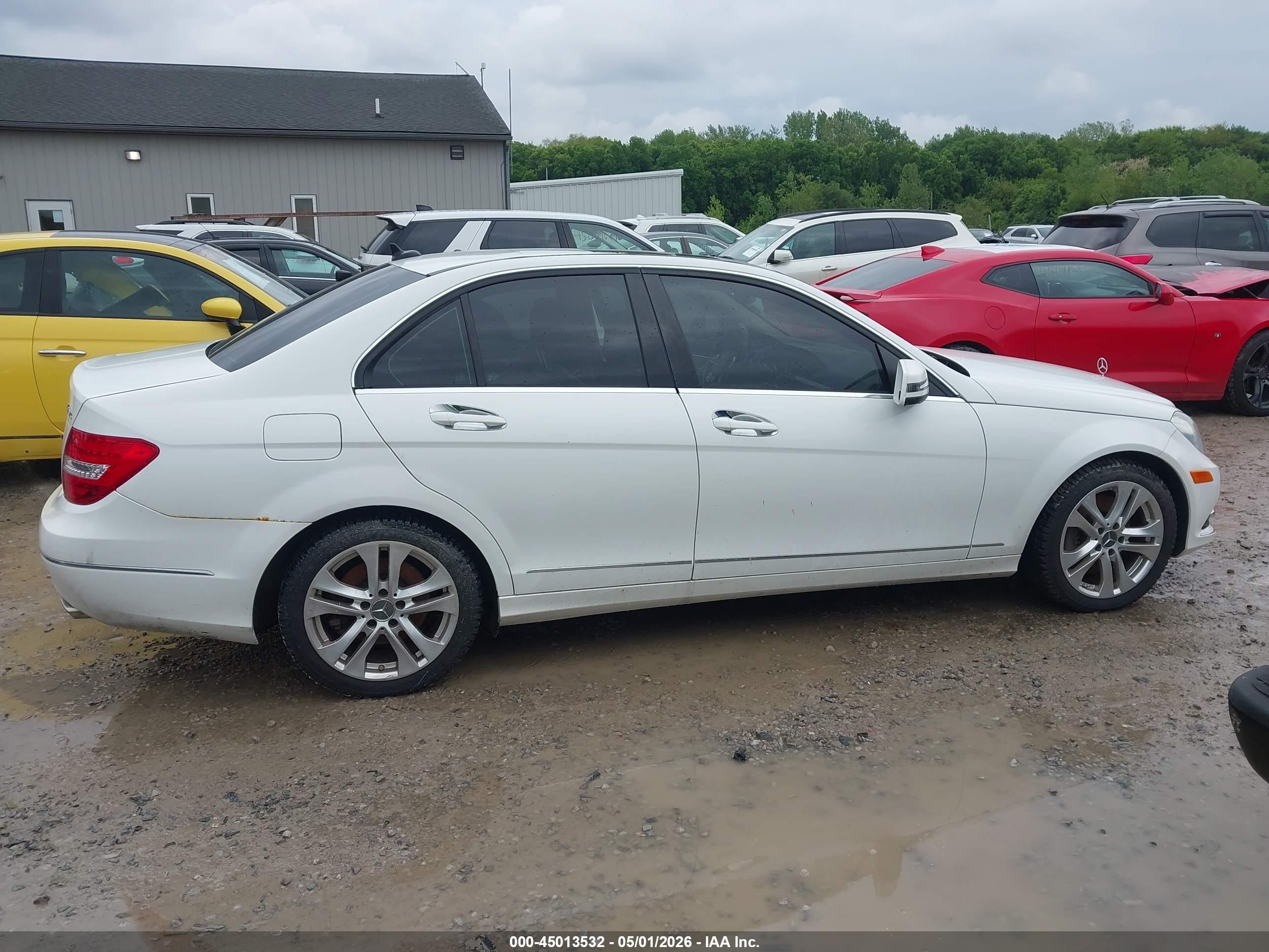 2013 Mercedes-benz C 300 Luxury 4matic White vin: WDDGF8AB5DR270652