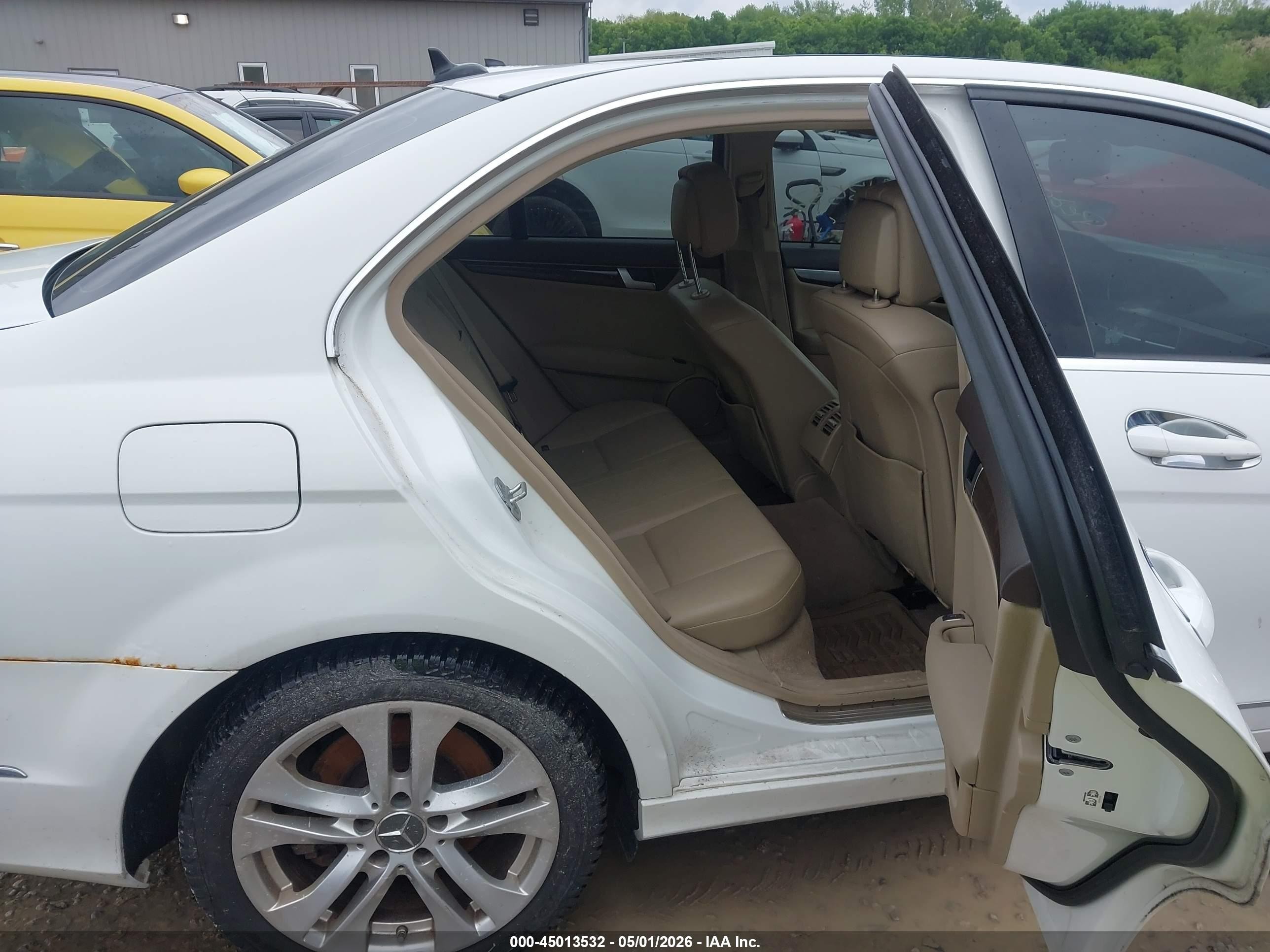 2013 Mercedes-benz C 300 Luxury 4matic White vin: WDDGF8AB5DR270652