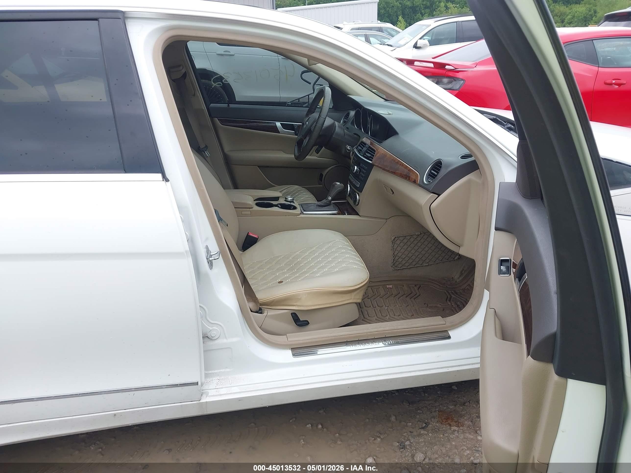 2013 Mercedes-benz C 300 Luxury 4matic White vin: WDDGF8AB5DR270652