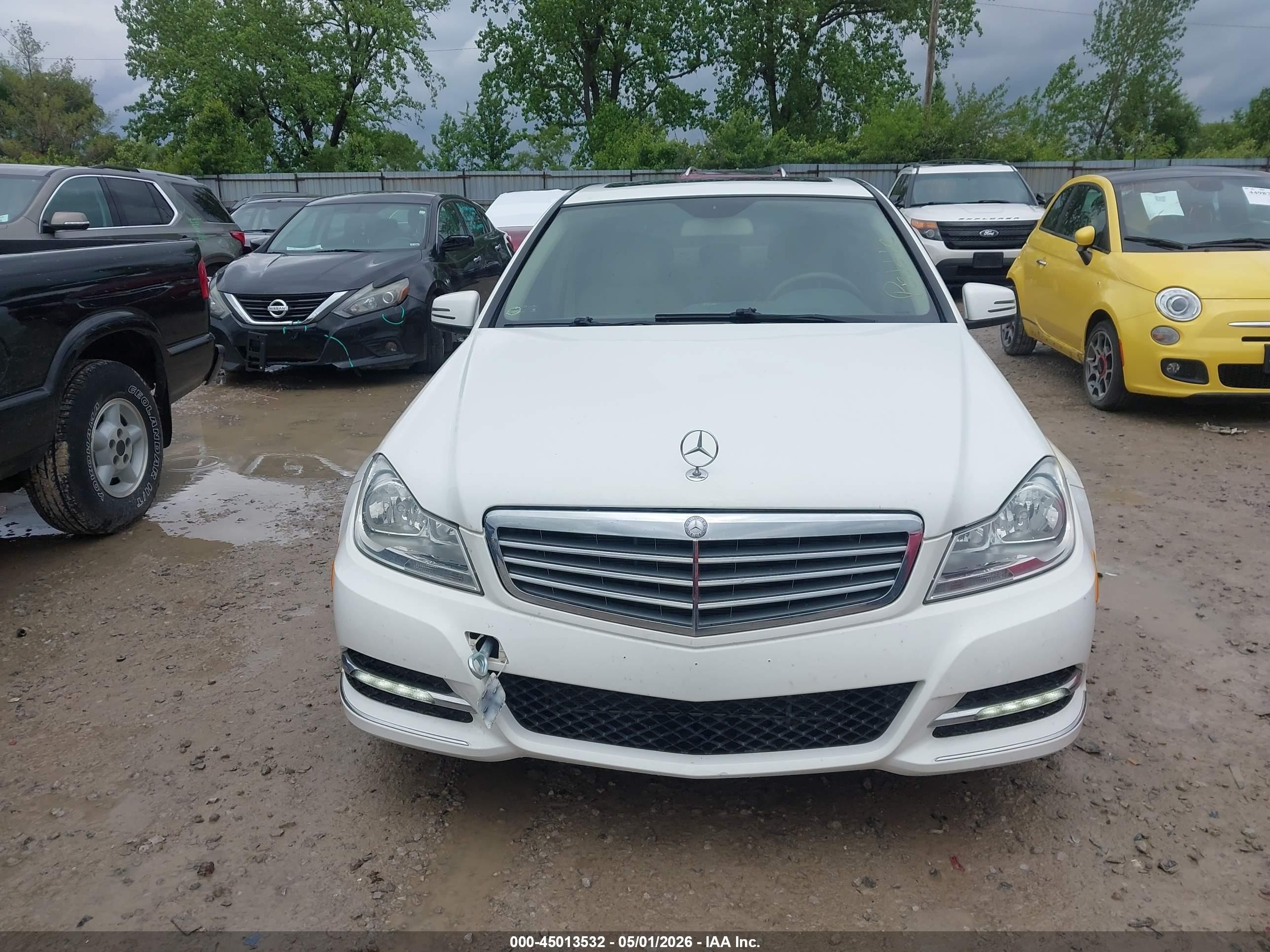 2013 Mercedes-benz C 300 Luxury 4matic White vin: WDDGF8AB5DR270652