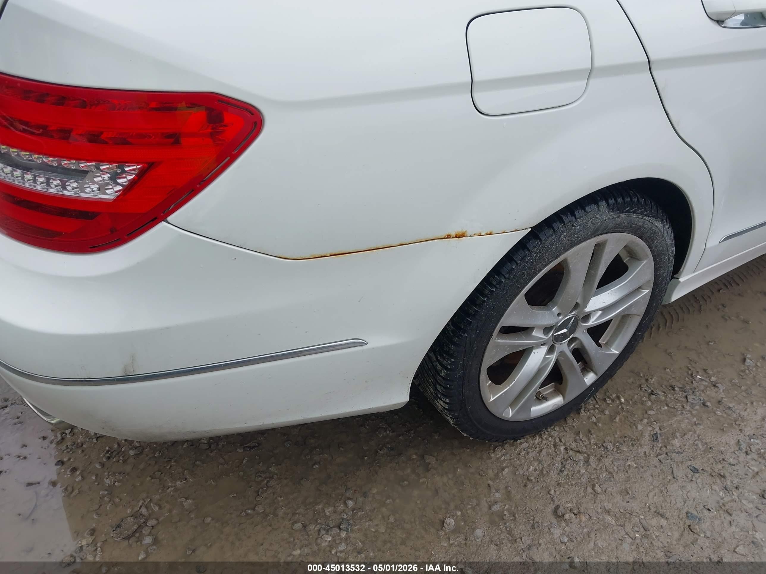 2013 Mercedes-benz C 300 Luxury 4matic White vin: WDDGF8AB5DR270652