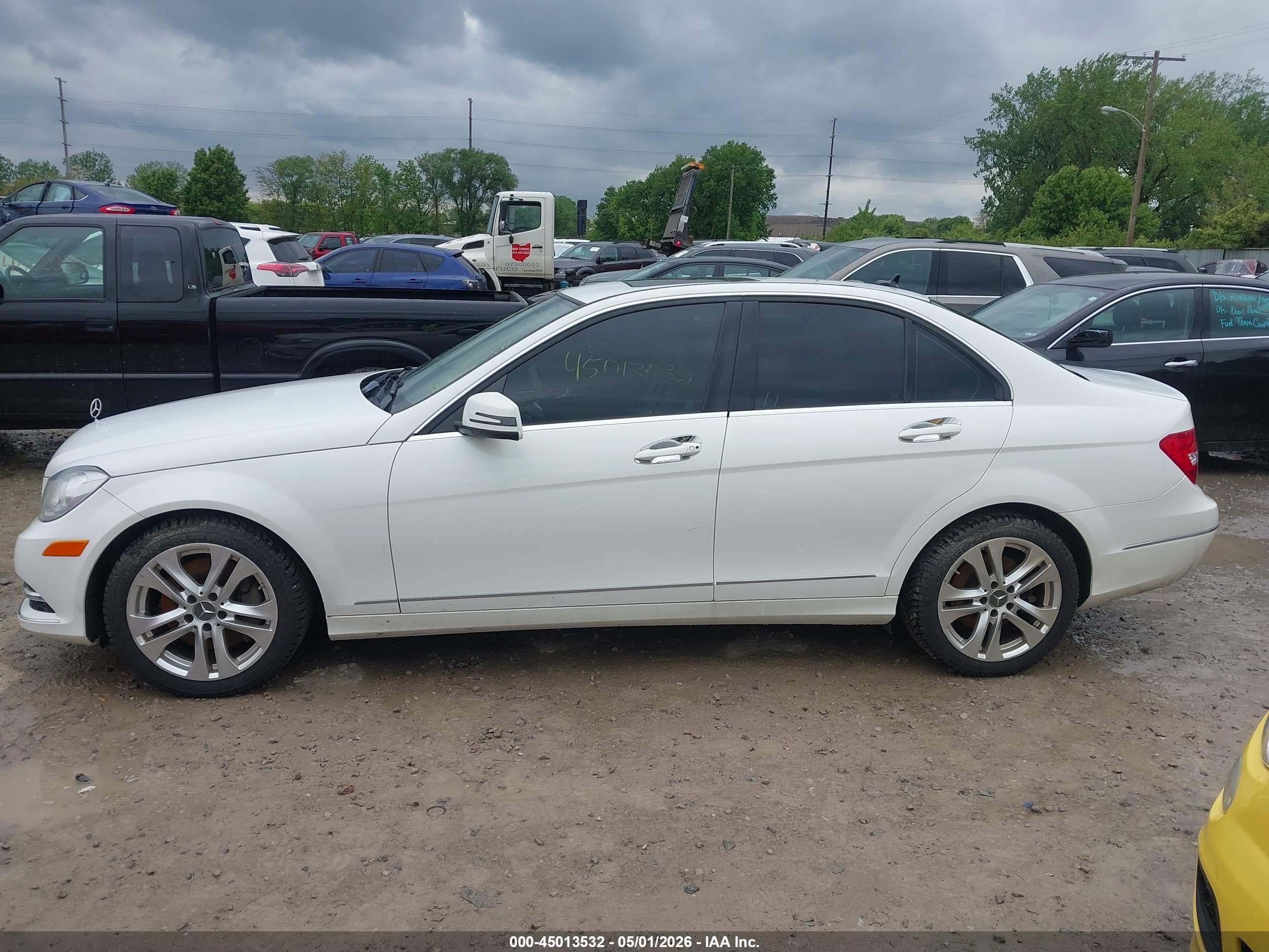 2013 Mercedes-benz C 300 Luxury 4matic White vin: WDDGF8AB5DR270652