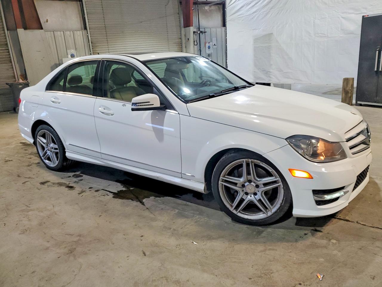 2013 Mercedes-benz C 300 4matic Белый vin: WDDGF8AB5DR281635