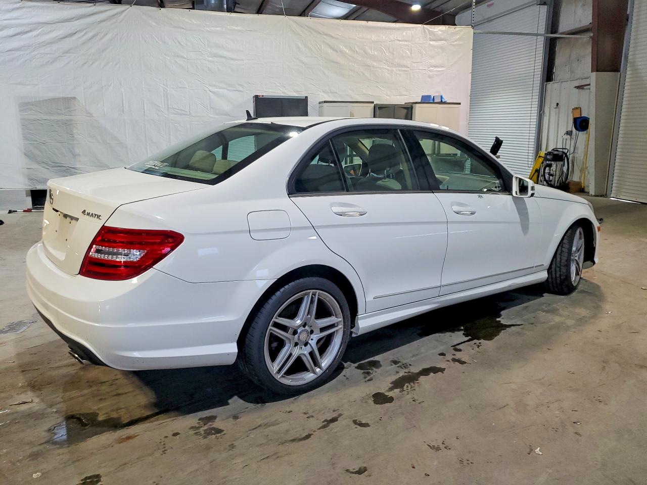 2013 Mercedes-benz C 300 4matic Белый vin: WDDGF8AB5DR281635