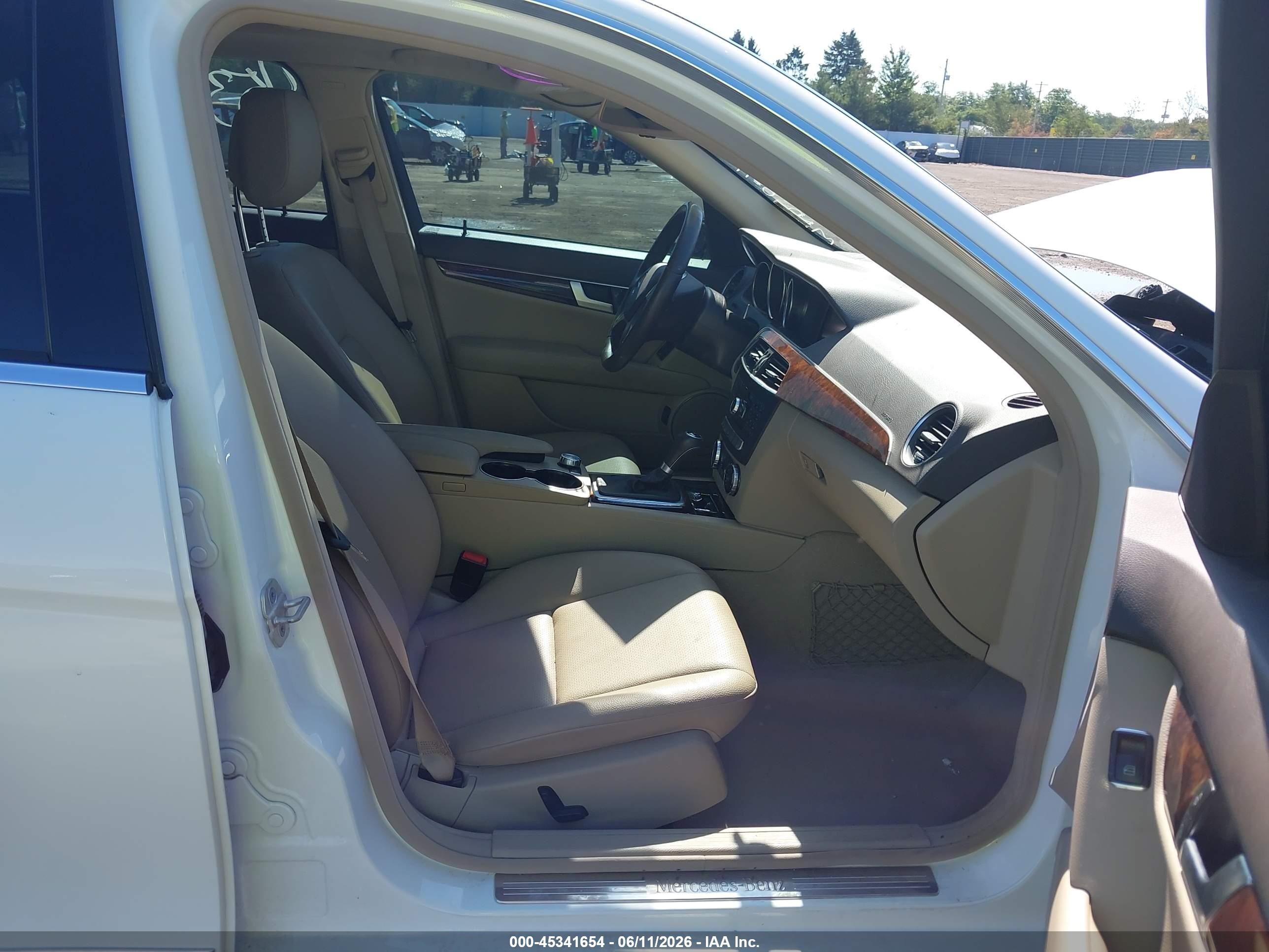 2013 Mercedes-benz C 300 Luxury 4matic White vin: WDDGF8AB5DR284356