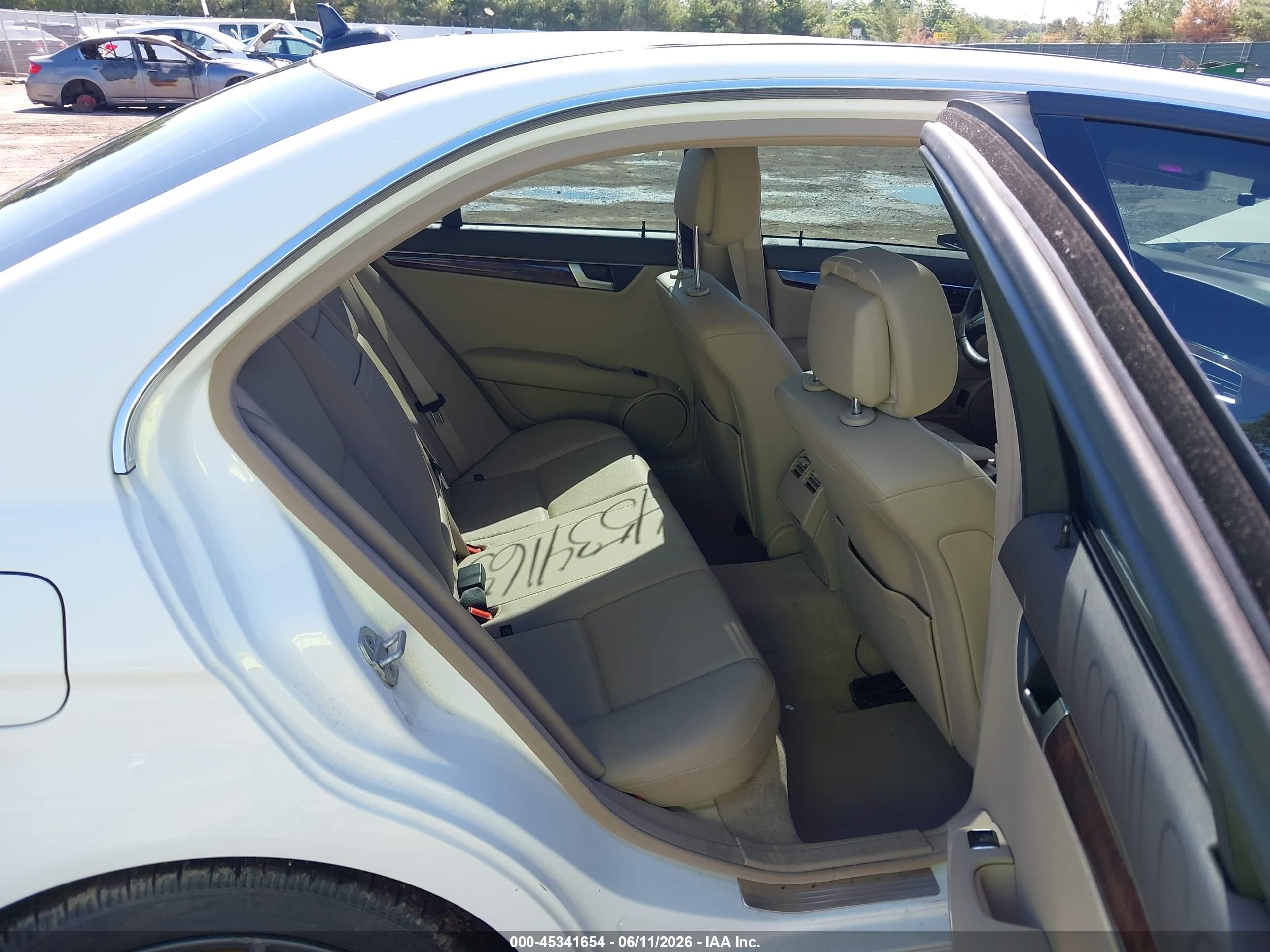 2013 Mercedes-benz C 300 Luxury 4matic White vin: WDDGF8AB5DR284356