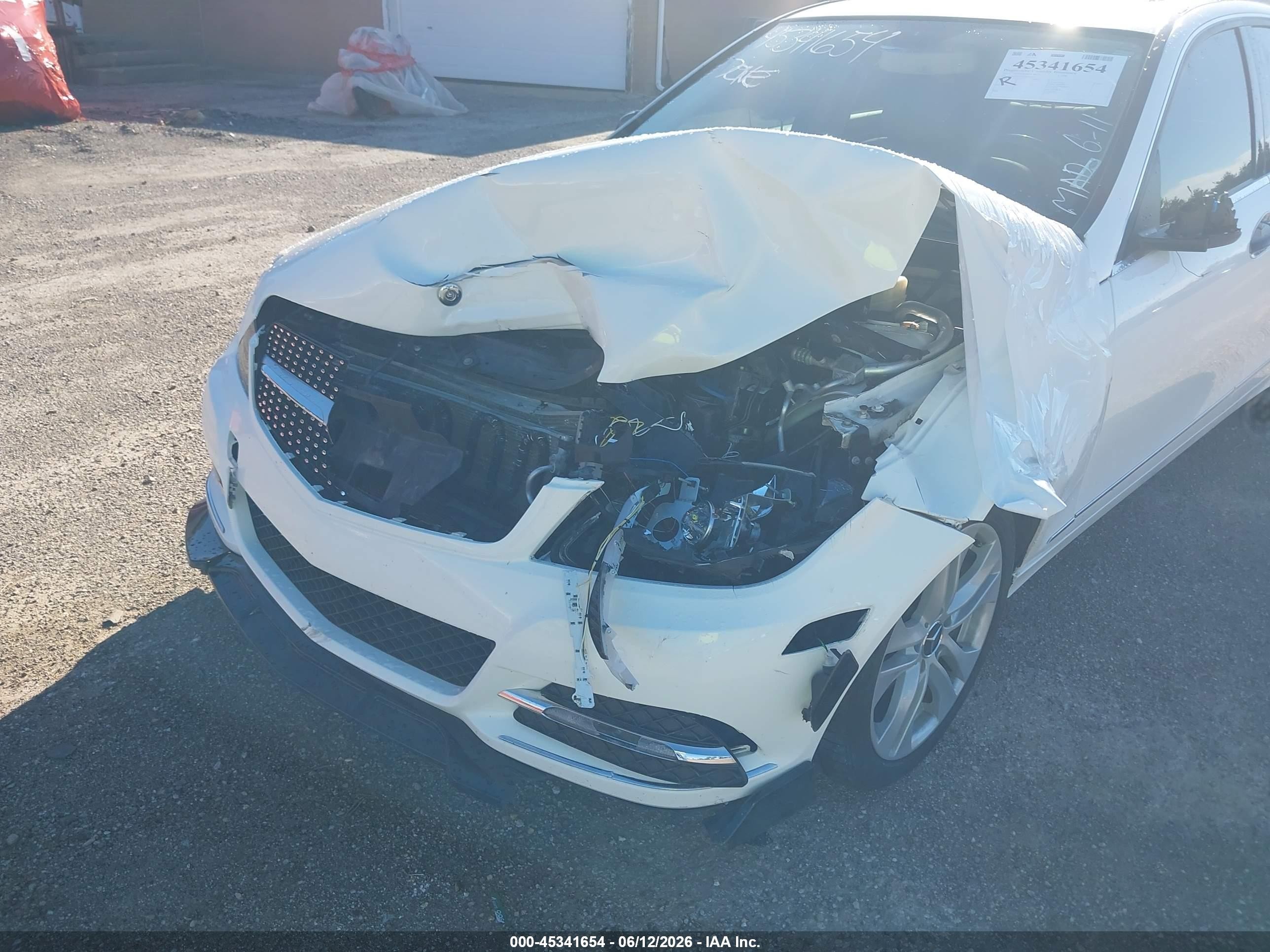 2013 Mercedes-benz C 300 Luxury 4matic White vin: WDDGF8AB5DR284356
