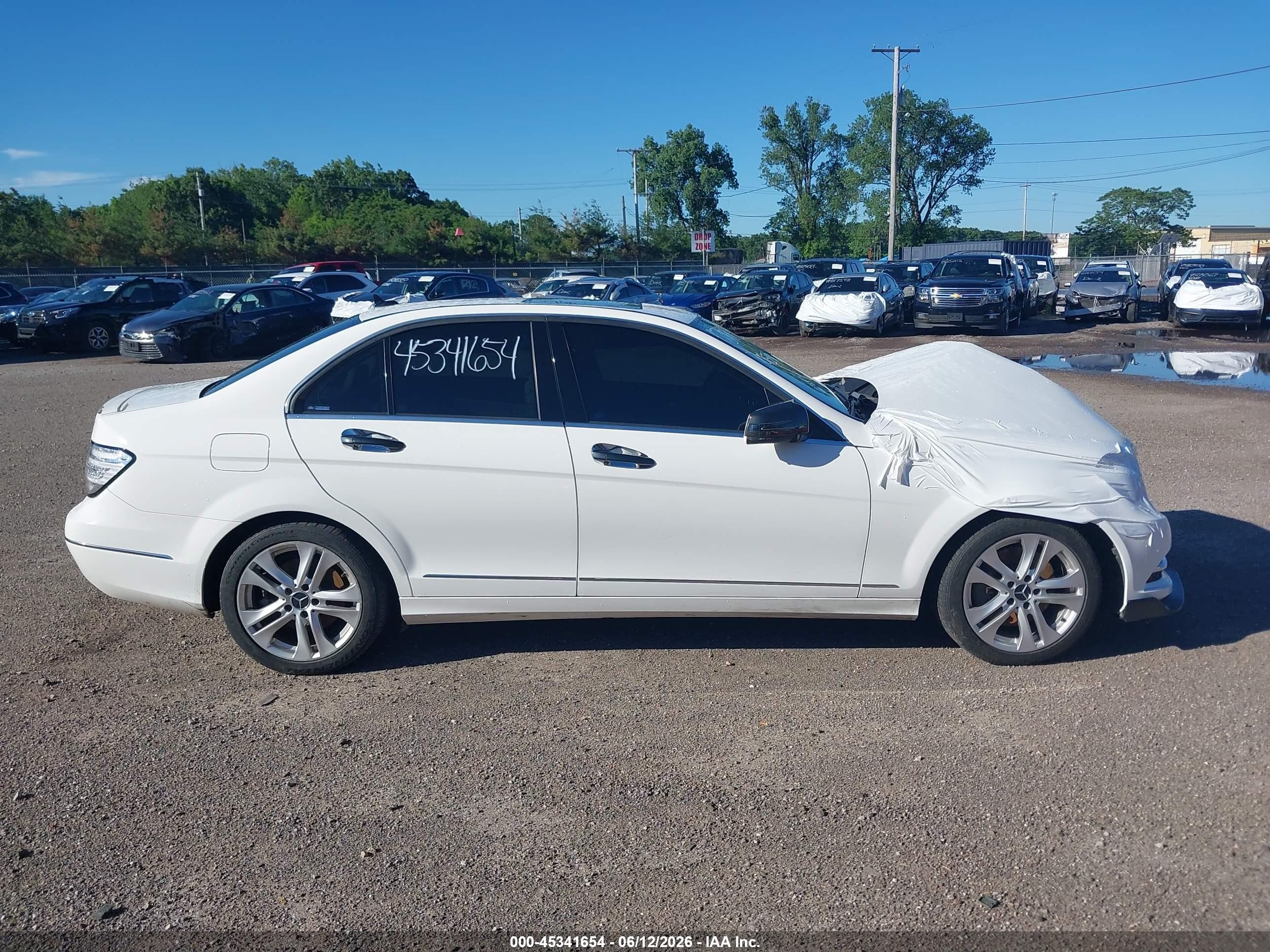 2013 Mercedes-benz C 300 Luxury 4matic White vin: WDDGF8AB5DR284356
