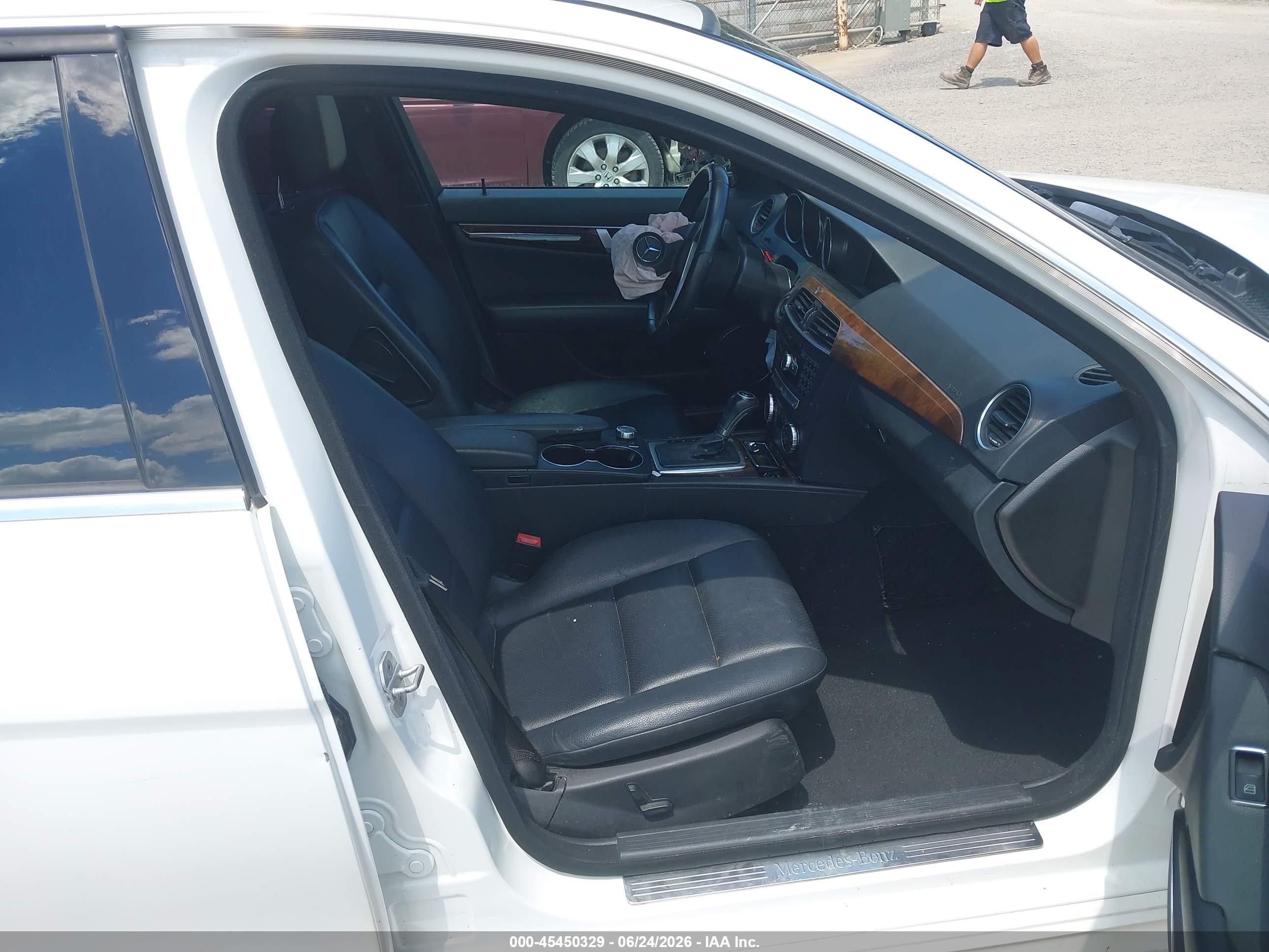 2013 Mercedes-benz C 300 Sport 4matic White vin: WDDGF8AB6DA774139