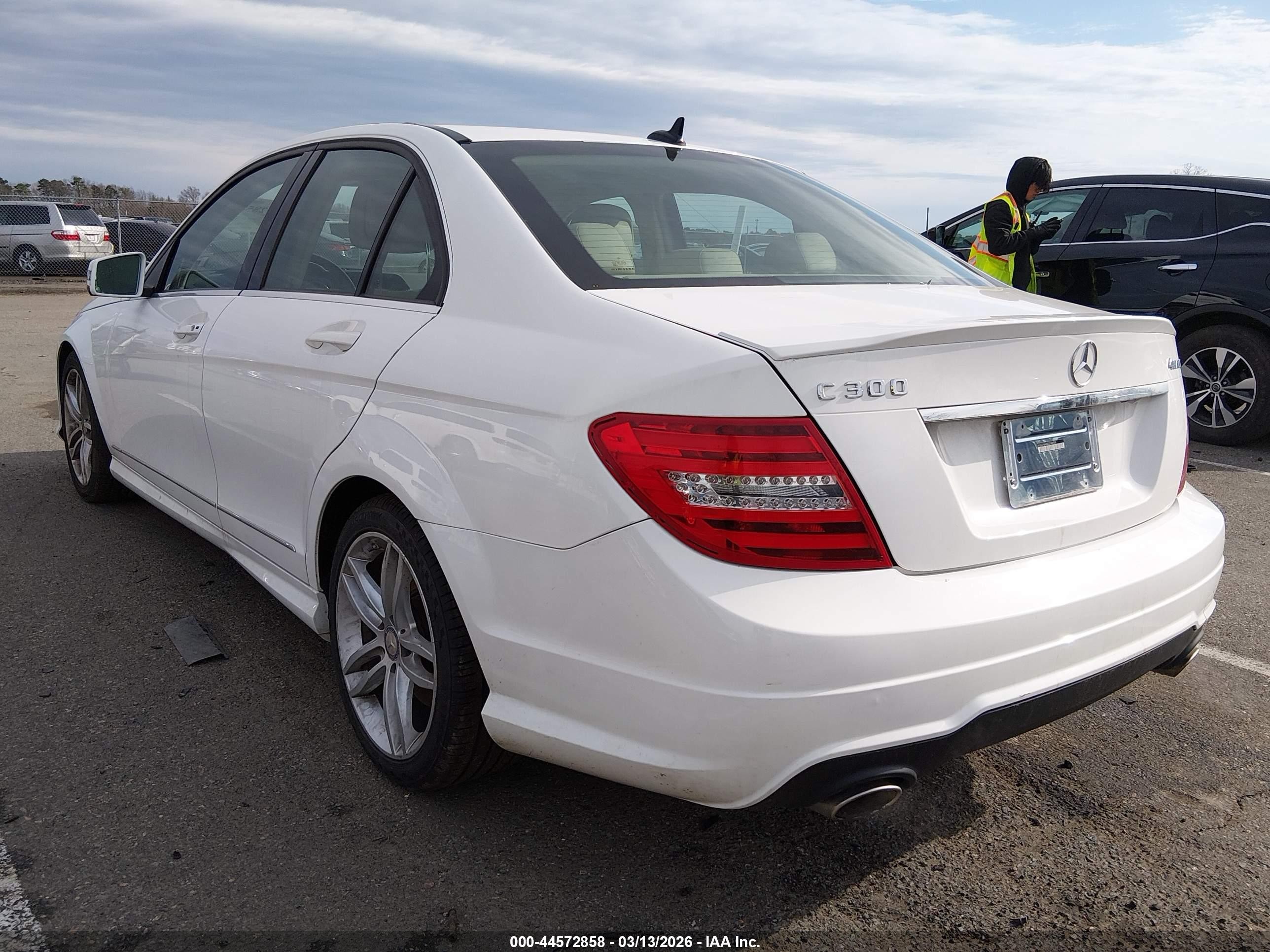 2013 Mercedes-benz C 300 Sport 4matic White vin: WDDGF8AB6DG146904