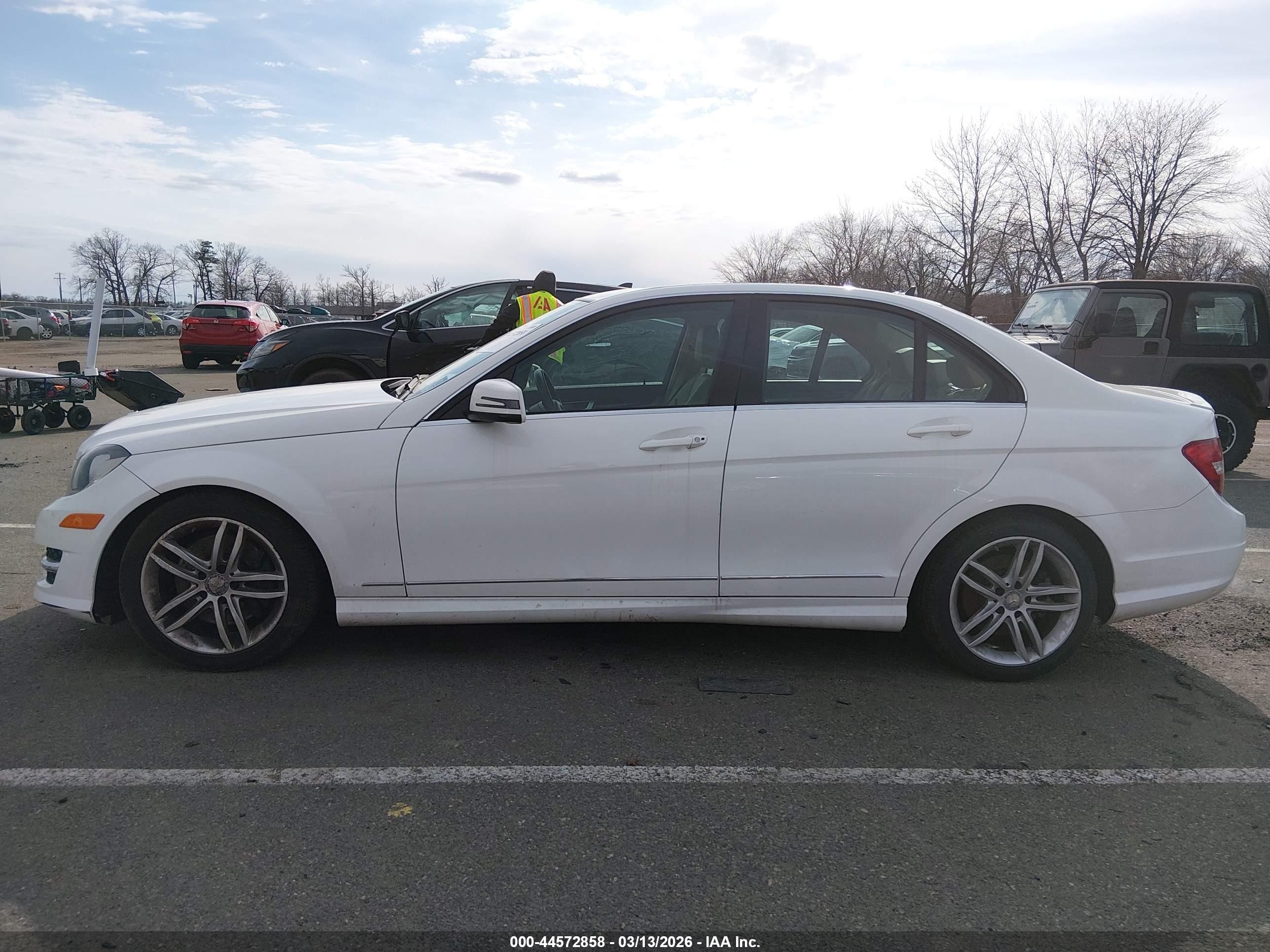 2013 Mercedes-benz C 300 Sport 4matic White vin: WDDGF8AB6DG146904