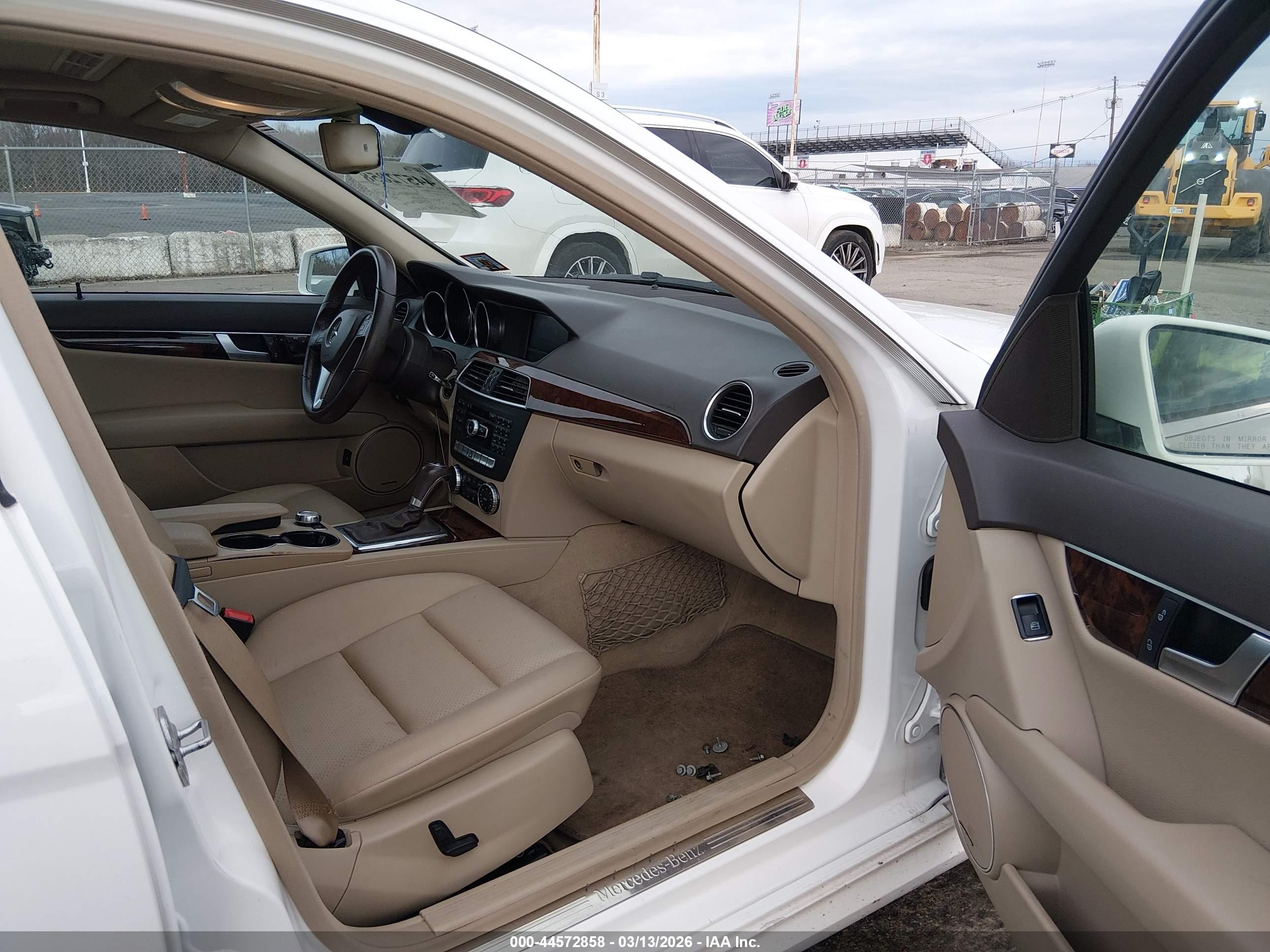 2013 Mercedes-benz C 300 Sport 4matic White vin: WDDGF8AB6DG146904