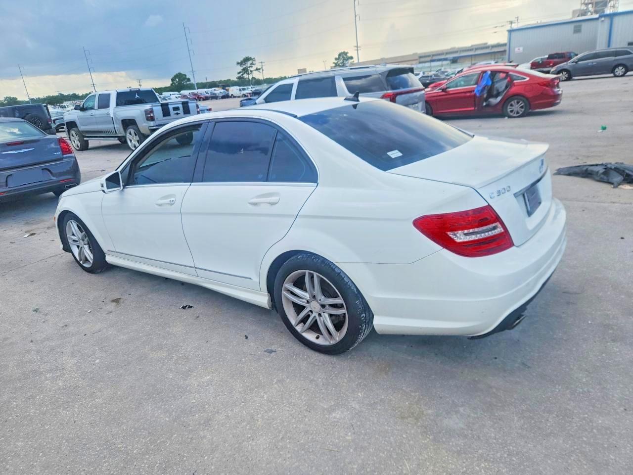 2013 Mercedes-benz C 300 4matic White vin: WDDGF8AB6DR278100