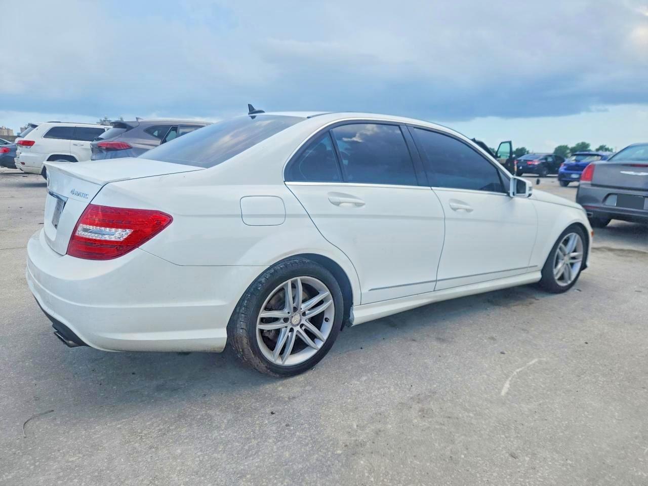 2013 Mercedes-benz C 300 4matic White vin: WDDGF8AB6DR278100